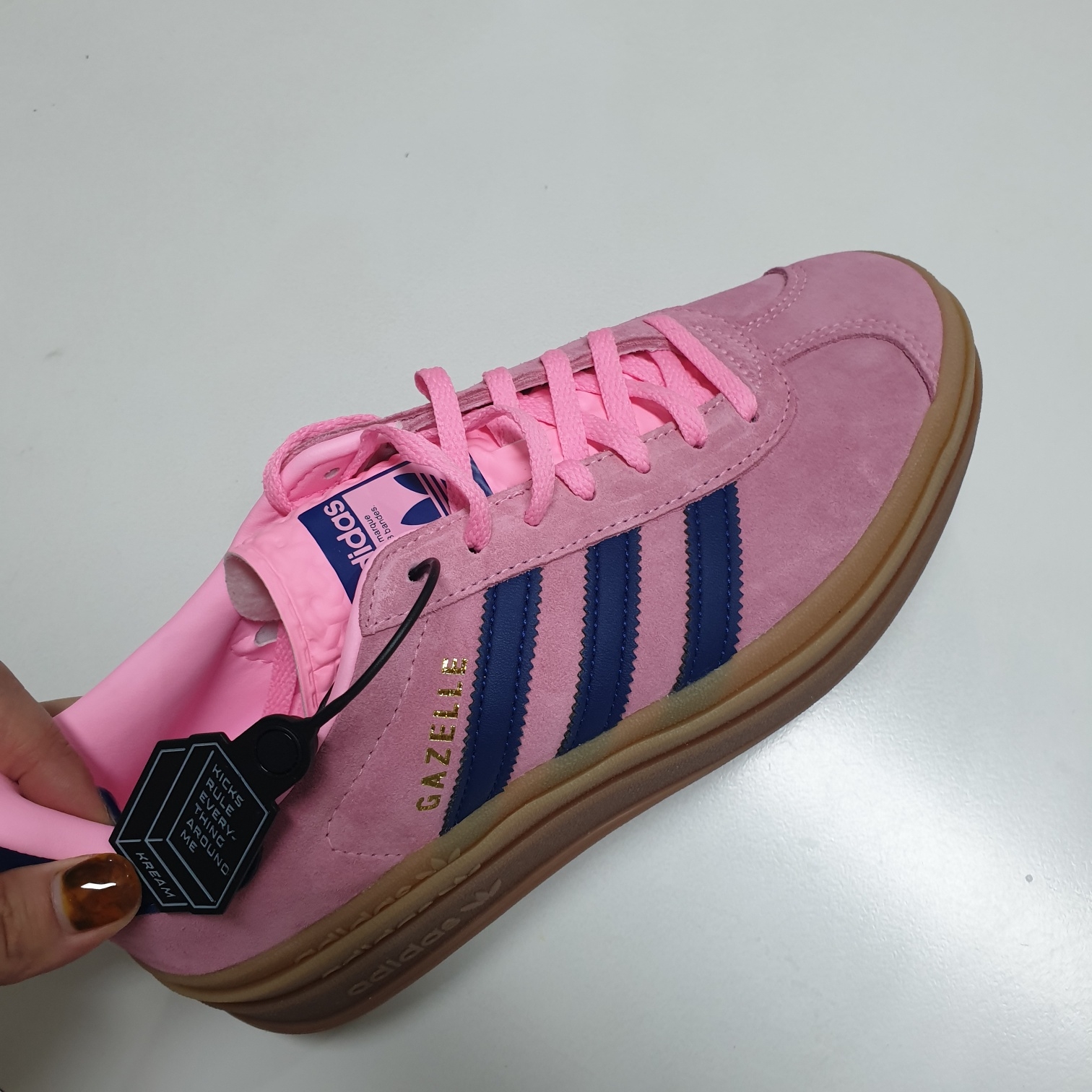 (W) Adidas Gazelle Bold Pink Glow Victory Blue 착용 스타일 - 1