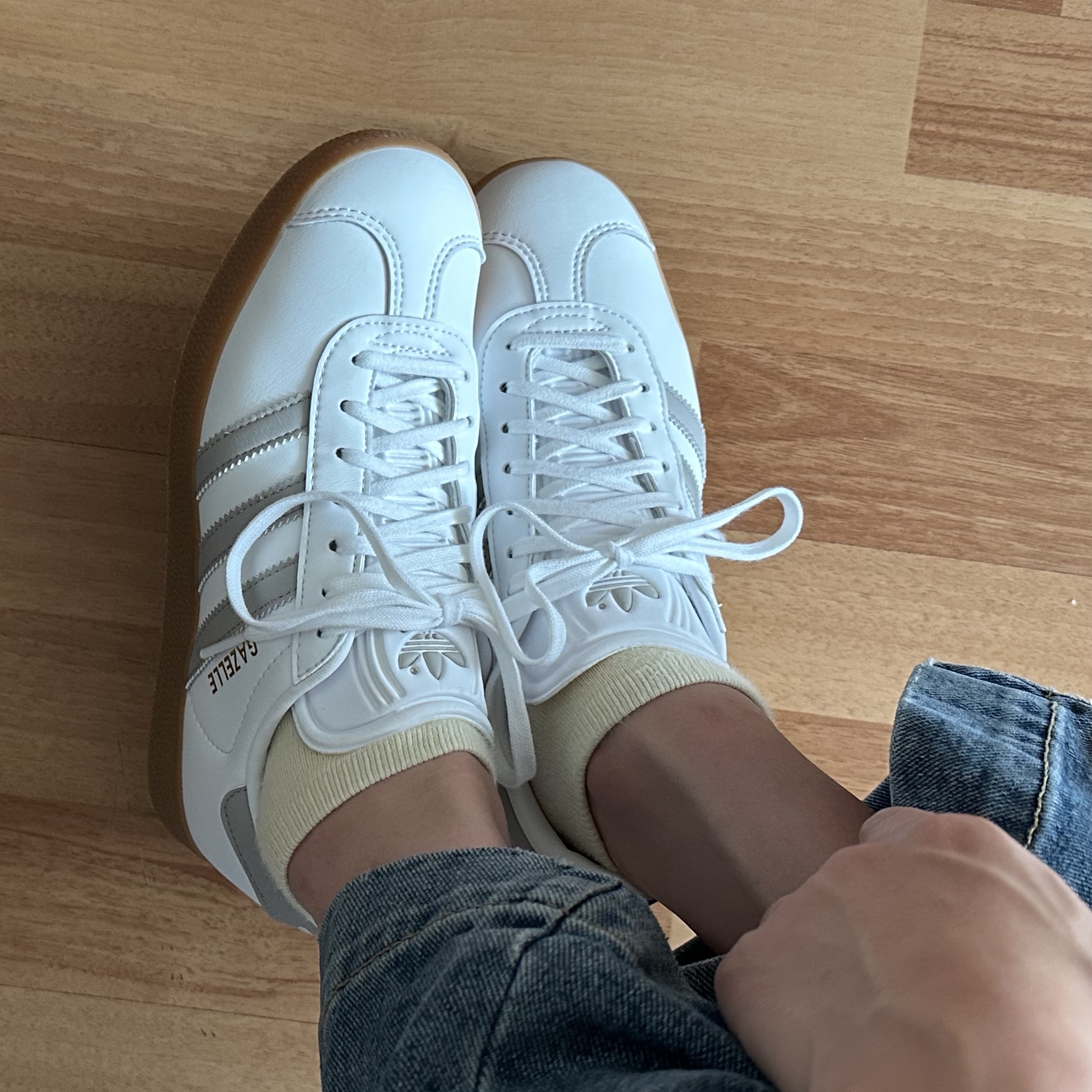 Adidas Gazelle White Grey 착용 스타일