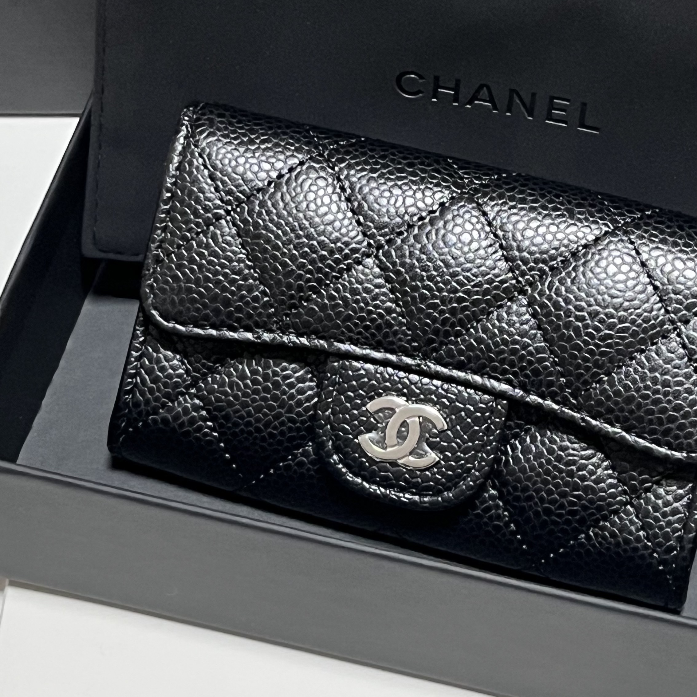 Chanel Classic Card Holder Grained Calfskin & Silver Black 착용 스타일