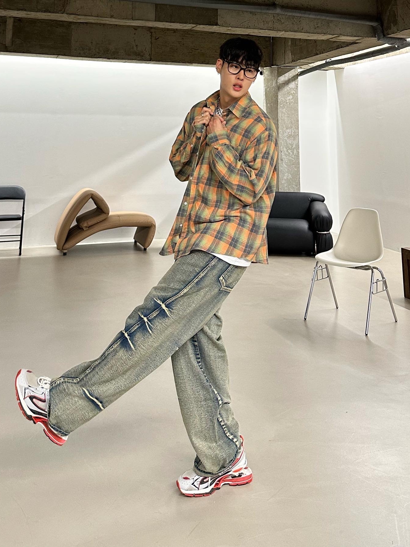 Balenciaga X-Pander Sneakers Red Silver 착용 스타일 - 2