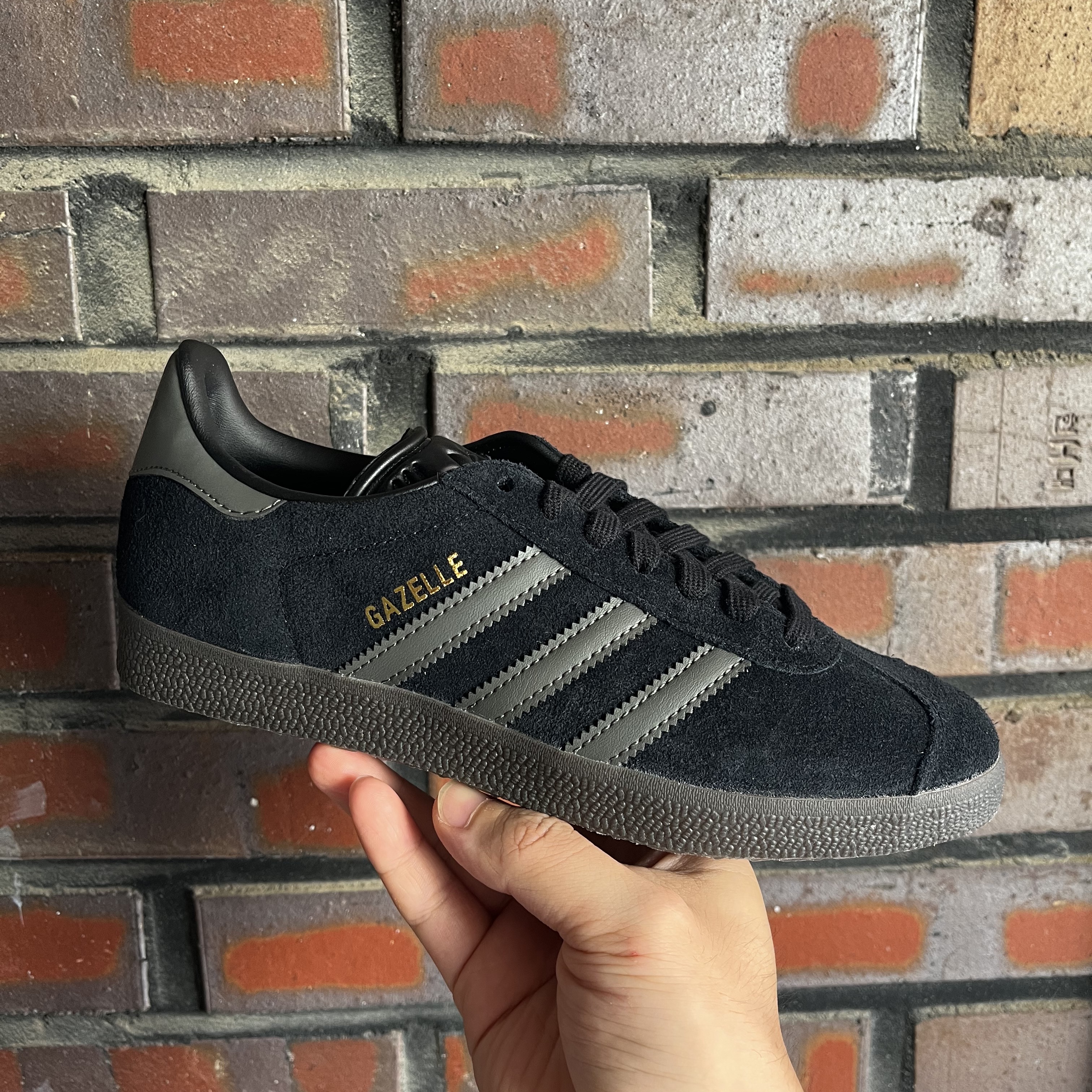 Adidas Gazelle Core Black Gold Metallic Gum, Adidas Gazelle Earth Strata Brown Gum 착용 스타일 - 2