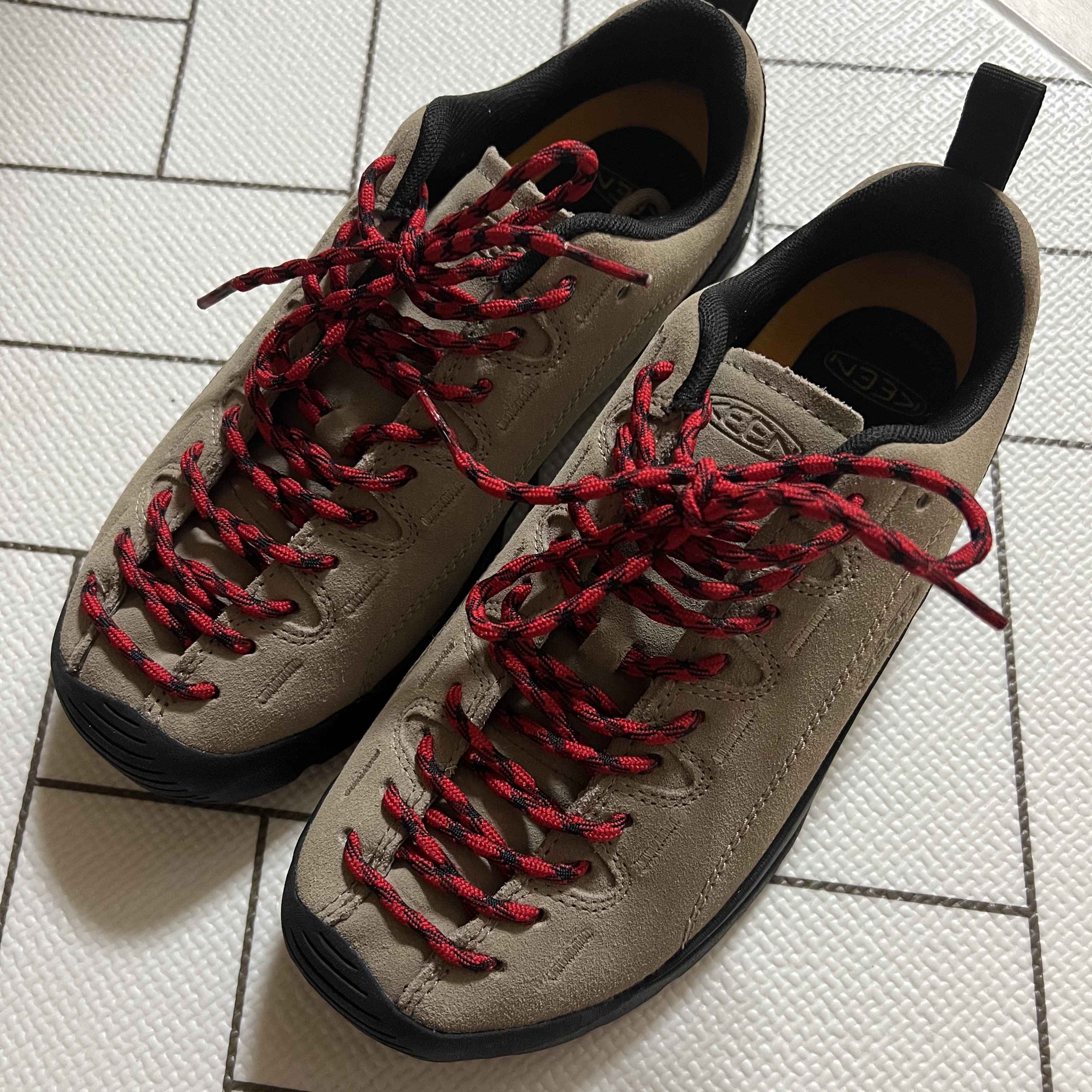 Keen Jasper Suede Sneakers Silver Mink 착용 스타일