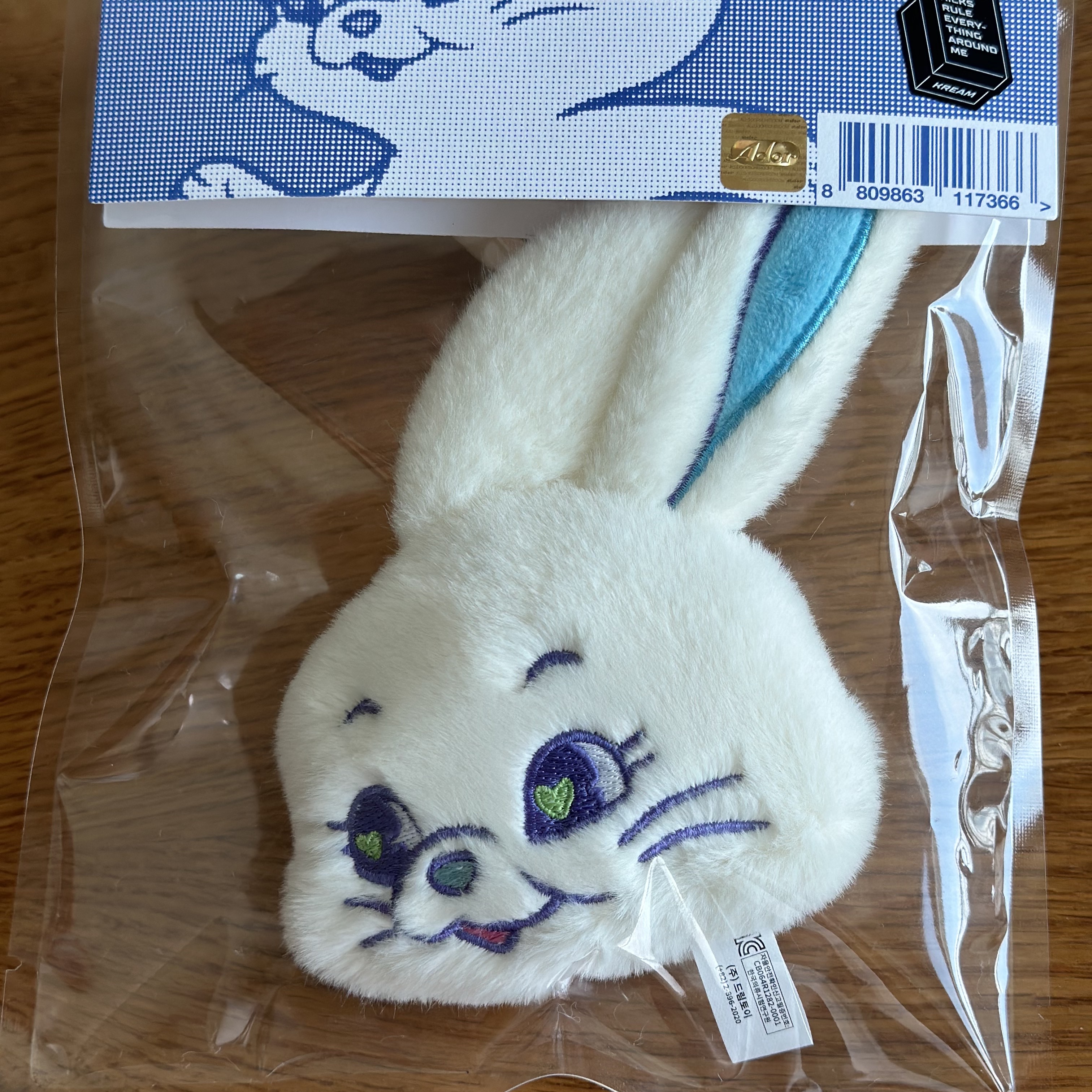 NewJeans Tokki Merchandise Fluffy Keyring White 착용 스타일 - 2