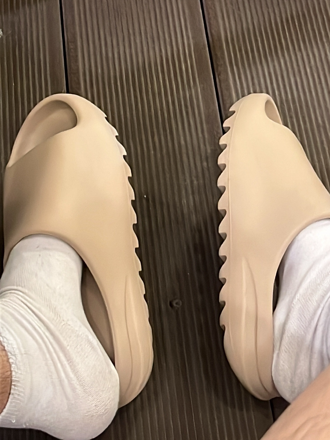 Adidas Yeezy Slide Pure - Re-Release Ver. 착용 스타일 - 1