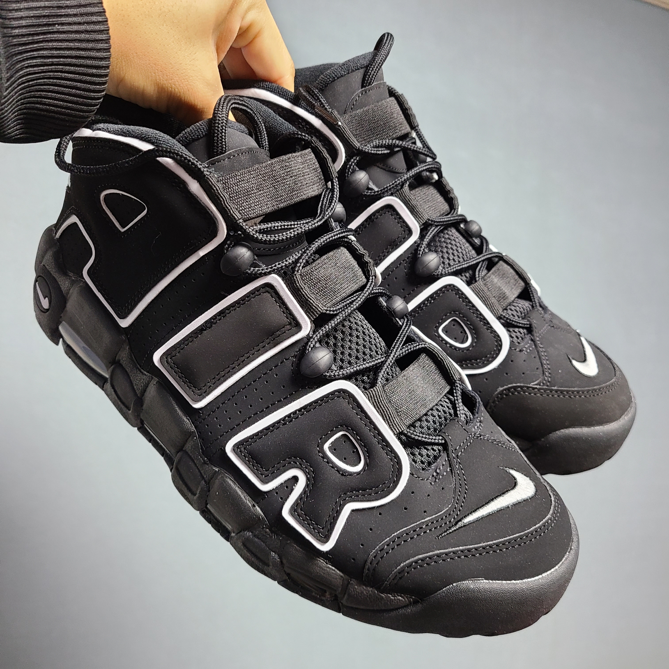 Nike Air More Uptempo Black White 2020 착용 스타일 - 1