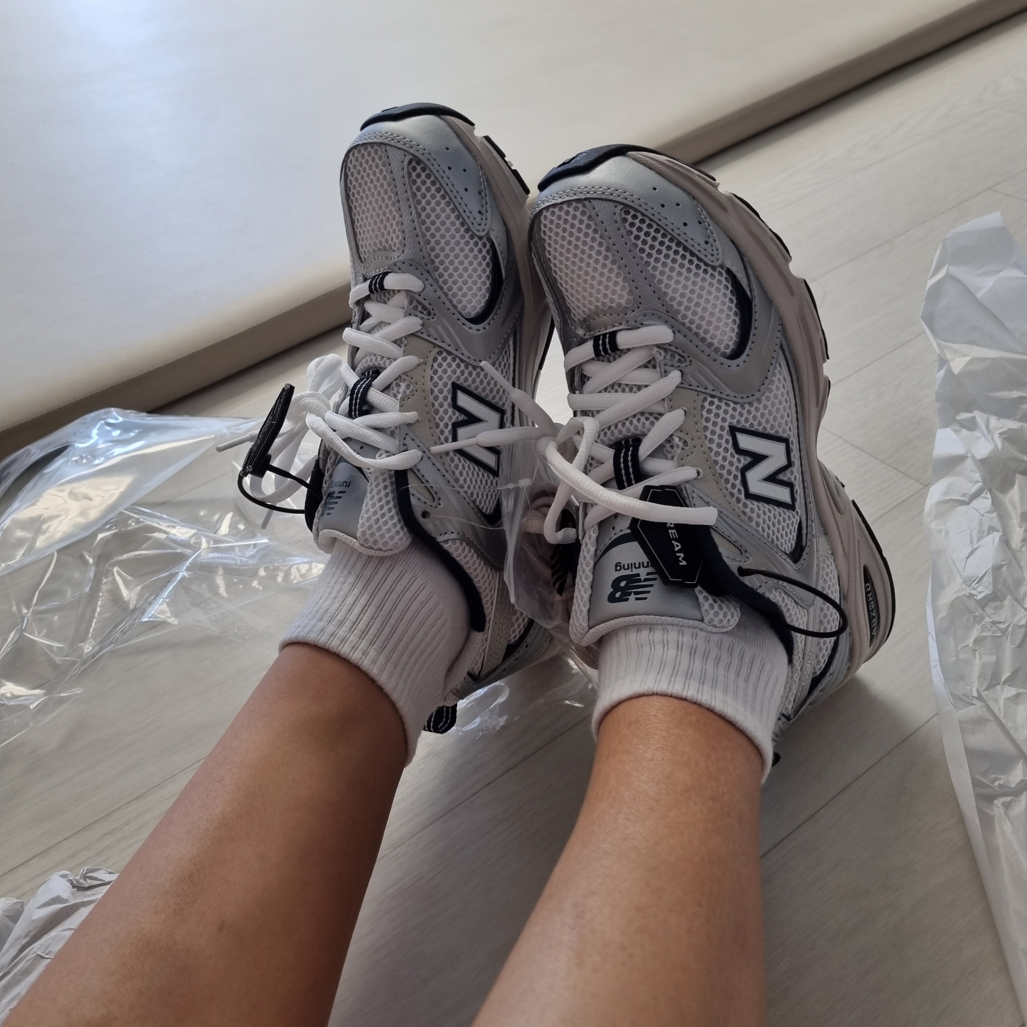 New Balance 530 Steel Grey 착용 스타일