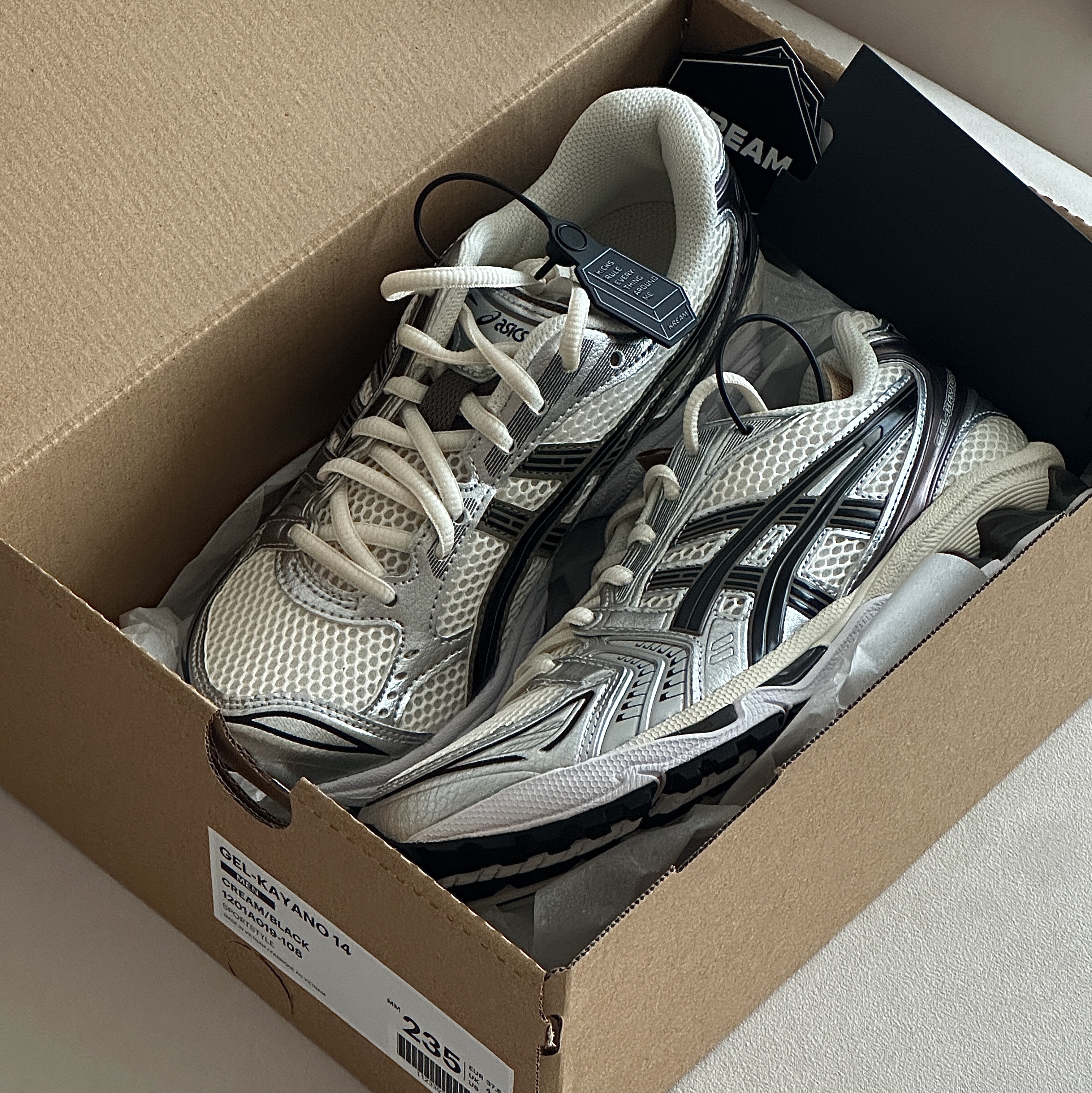 Asics Gel-Kayano 14 Cream Black 착용 스타일