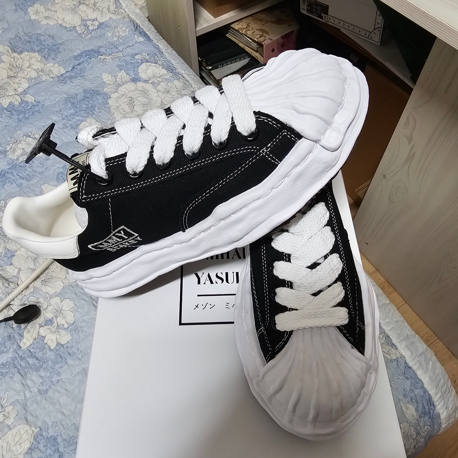 Maison Mihara Yasuhiro Blakey OG Sole Canvas Low-top Sneakers Black White 착용 스타일 - 2