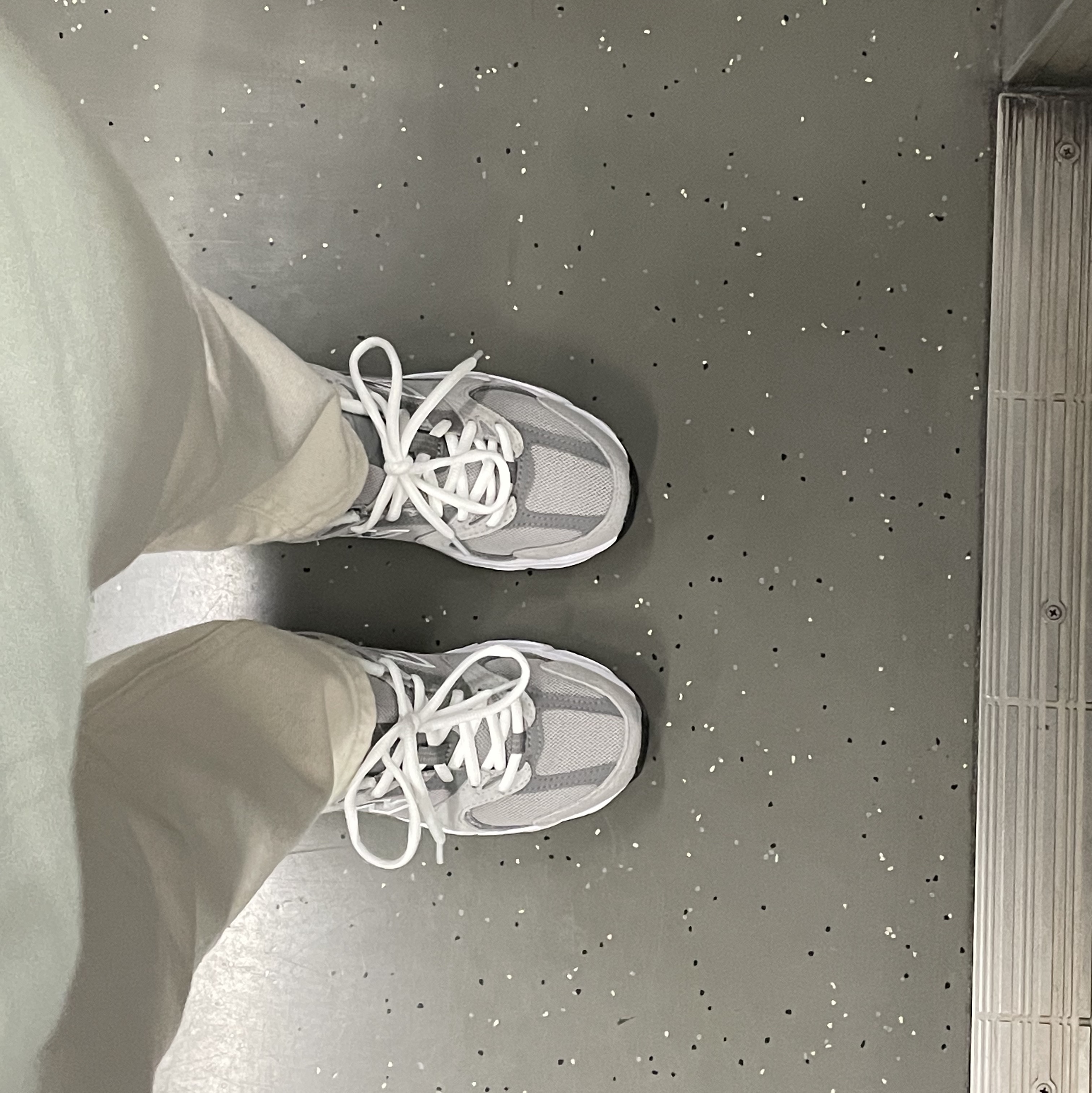 New Balance 530 Grey 착용 스타일