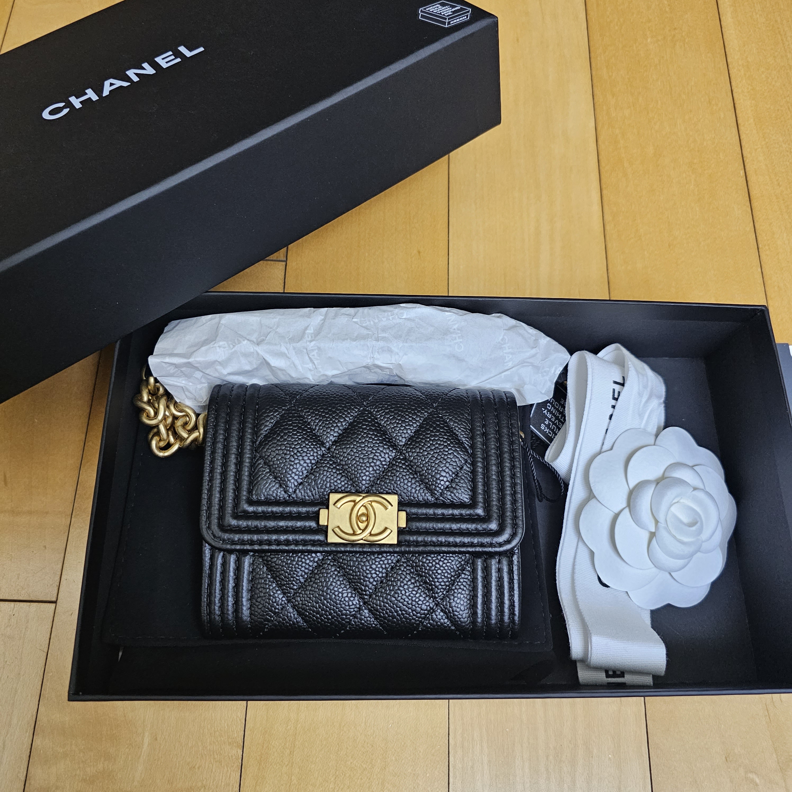 Chanel Boy Chanel Flap Coin Purse With Chain Grained Calfskin & Gold Black 착용 스타일