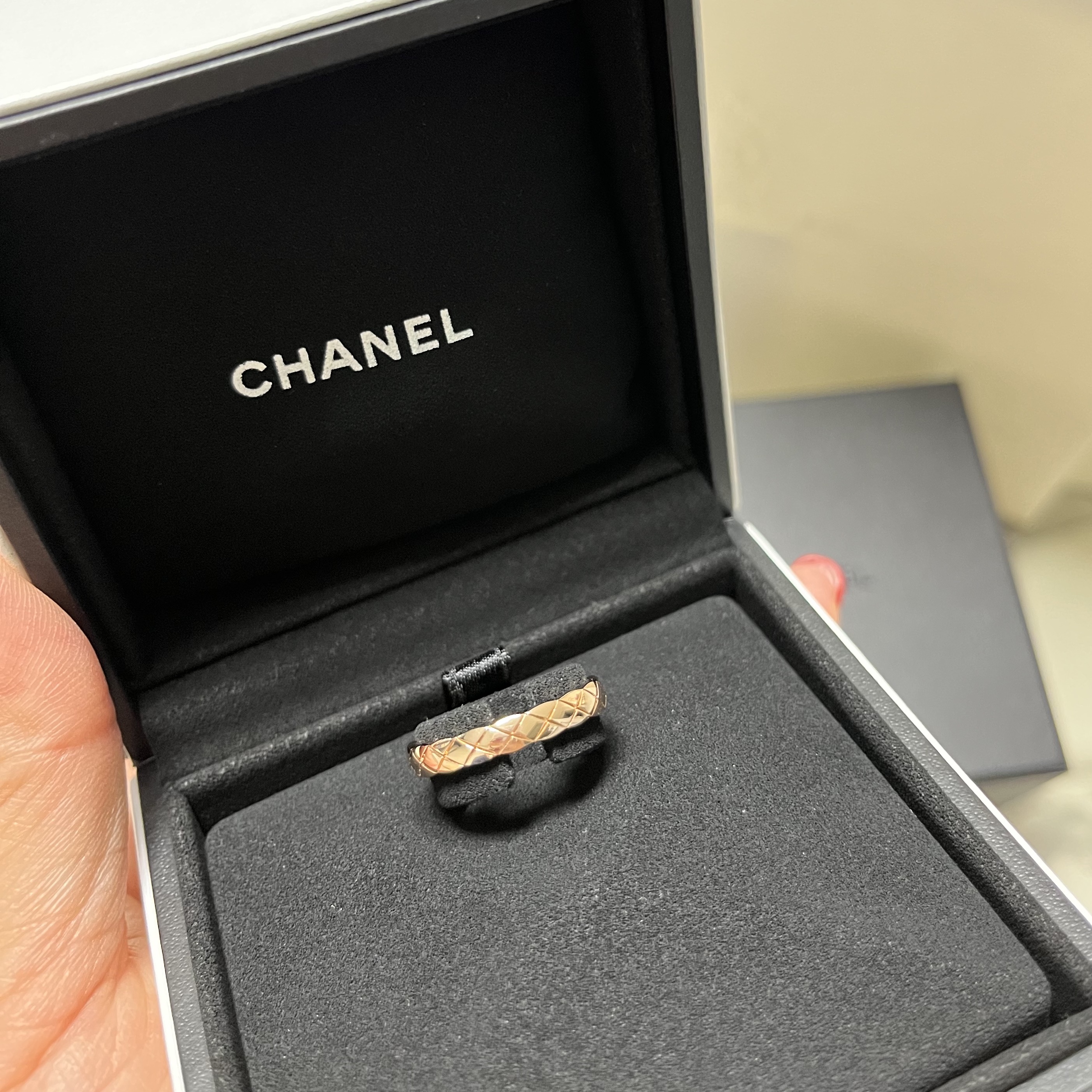 Chanel Coco Crush Ring Quilted Motif Mini & 18K Beige Gold 착용 스타일