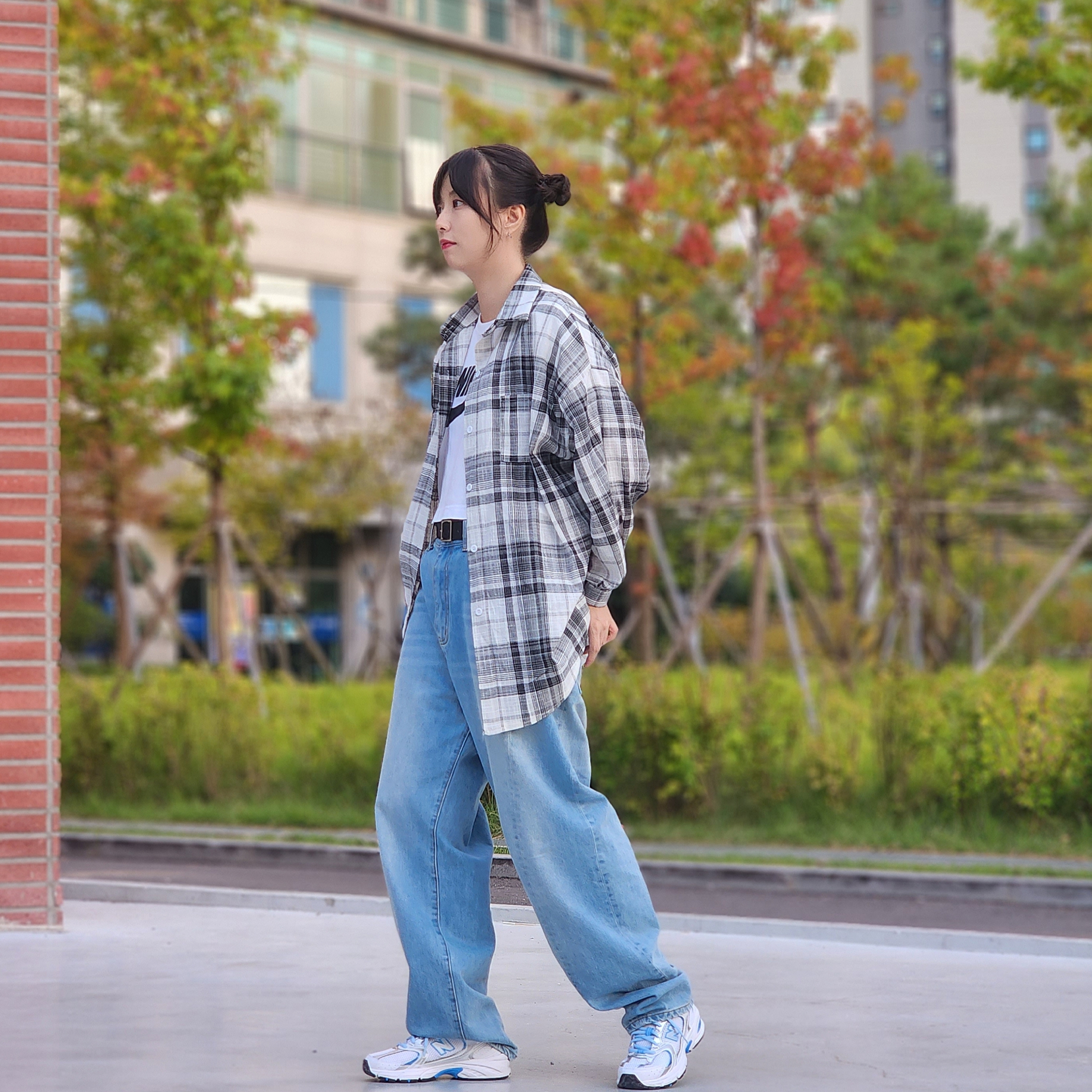 New Balance 530 Sky Blue, (W) Nike NSW Essential Crop Short Sleeve T-Shirt White - US/EU 착용 스타일