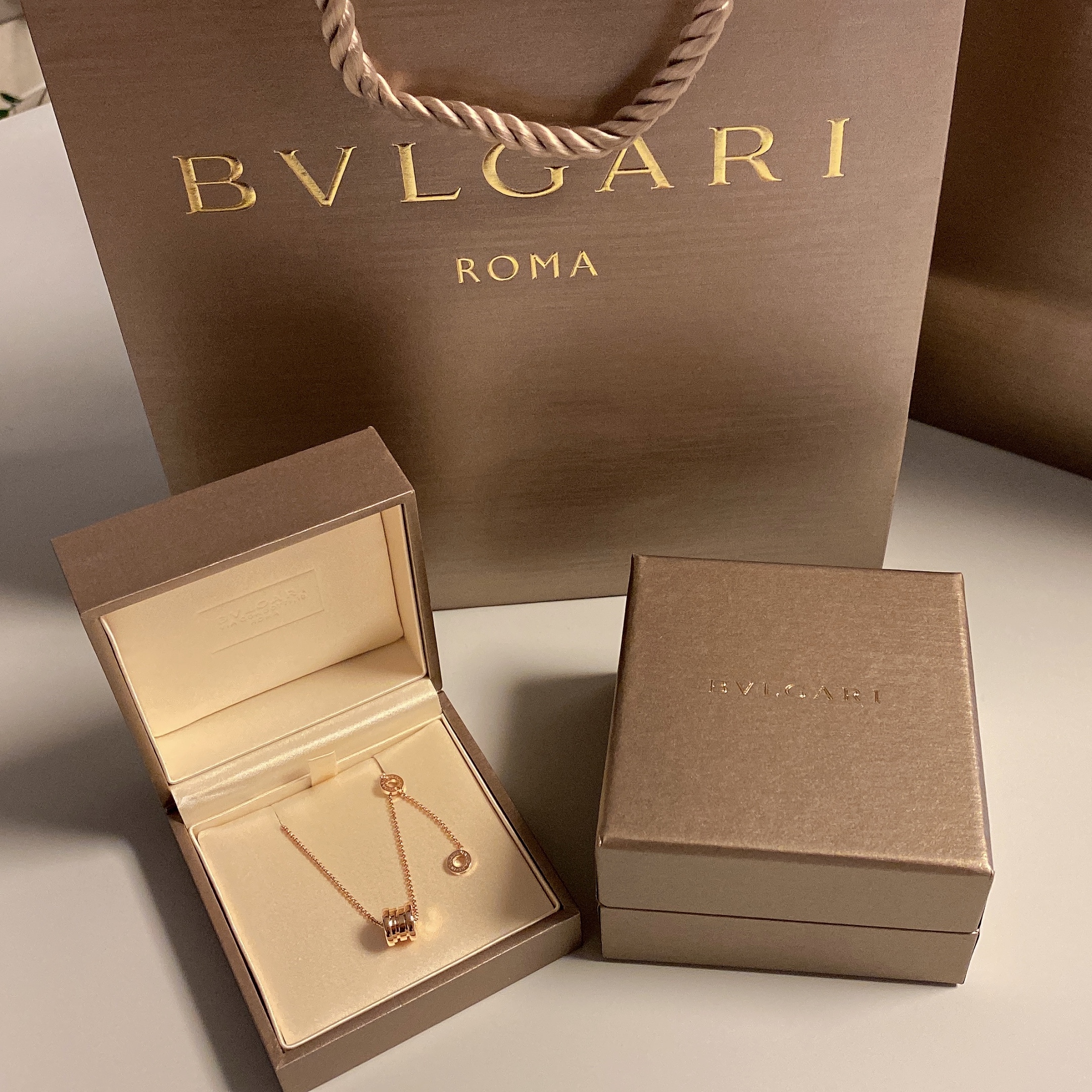 Bulgari B.Zero1 Necklace Mini Round Pendant Rose Gold 착용 스타일