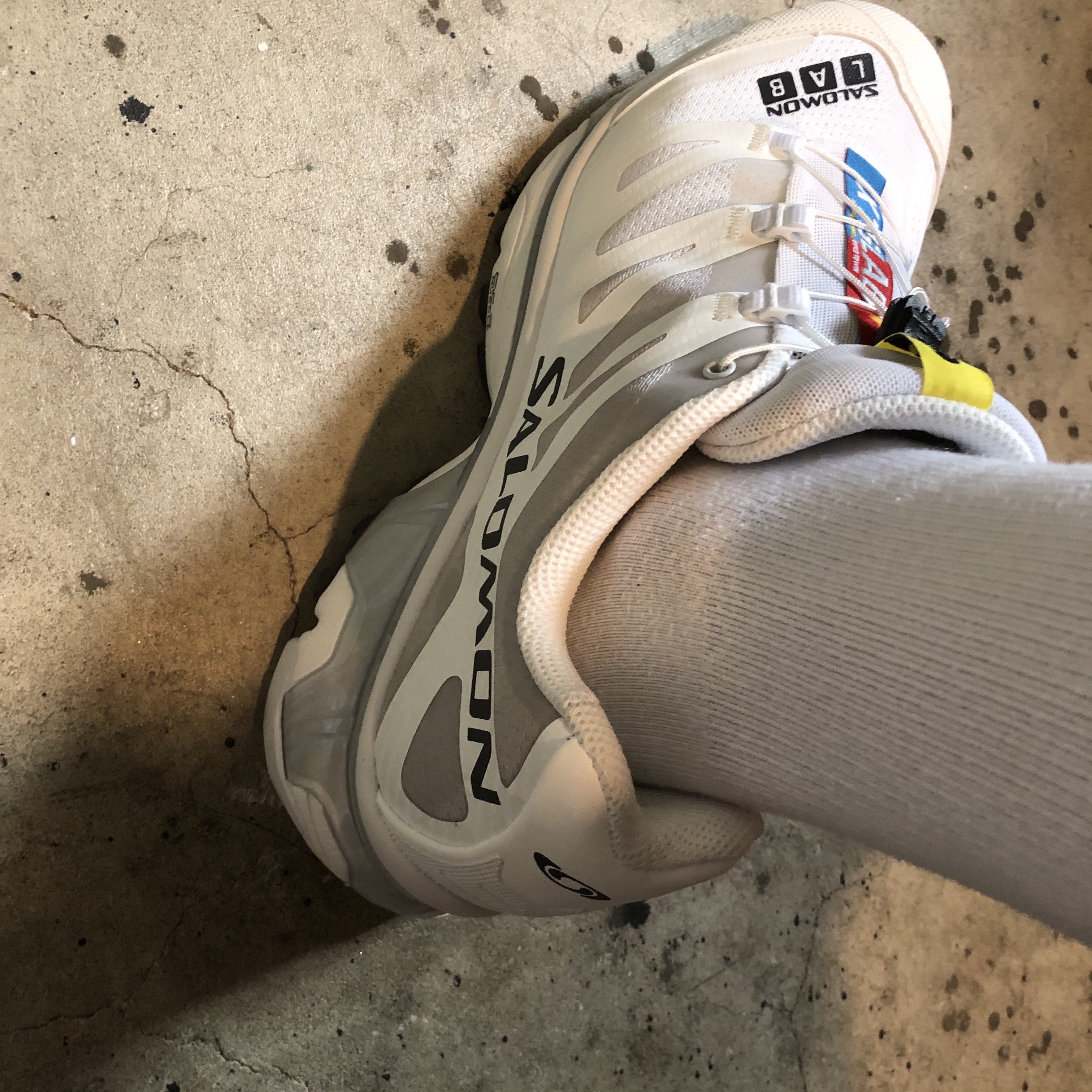 Salomon XT-4 White Lunar Rock 착용 스타일 - 1