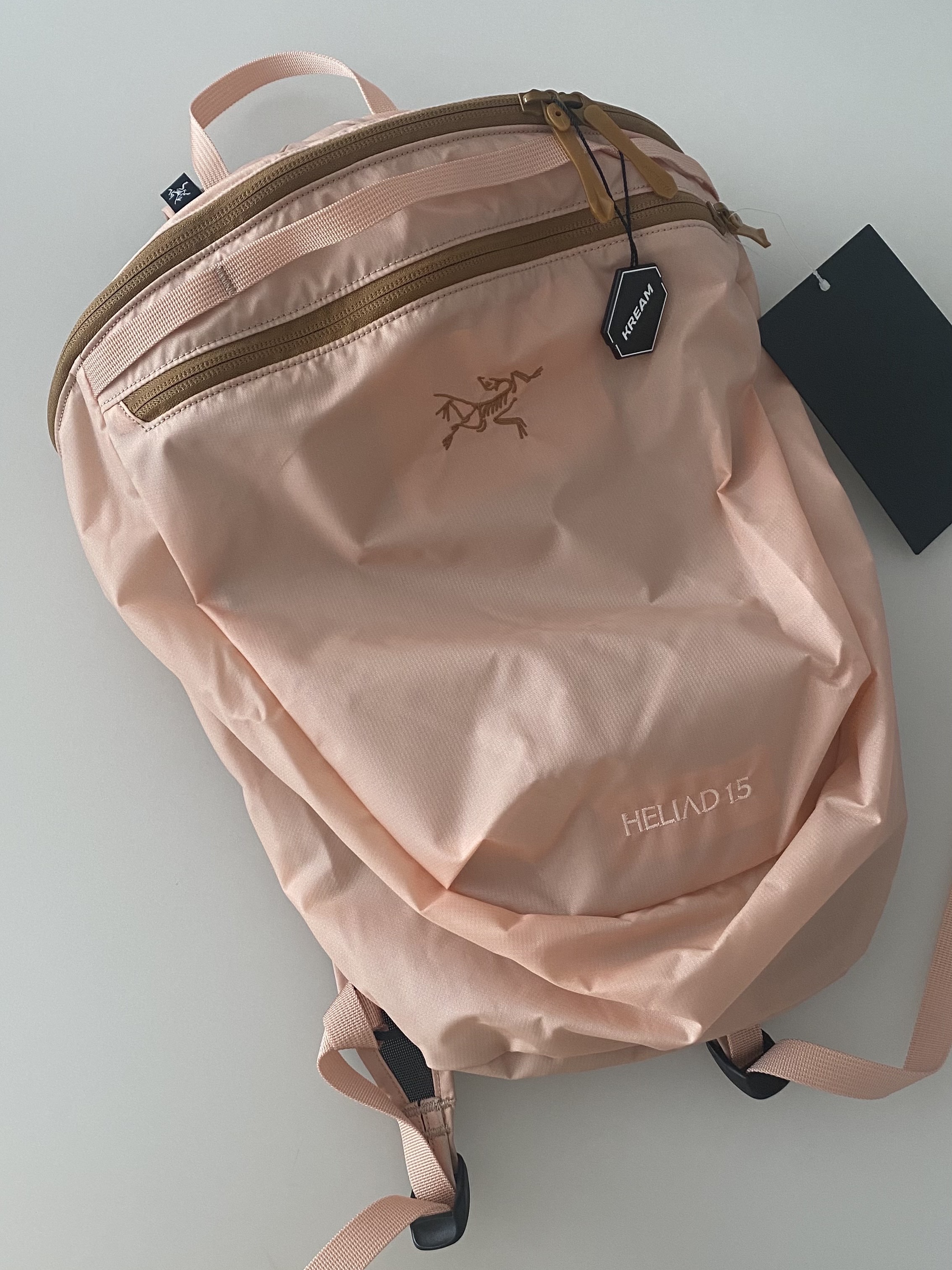 Arc'teryx Heliad 15 Backpack Light Hazelnut 착용 스타일 - 2