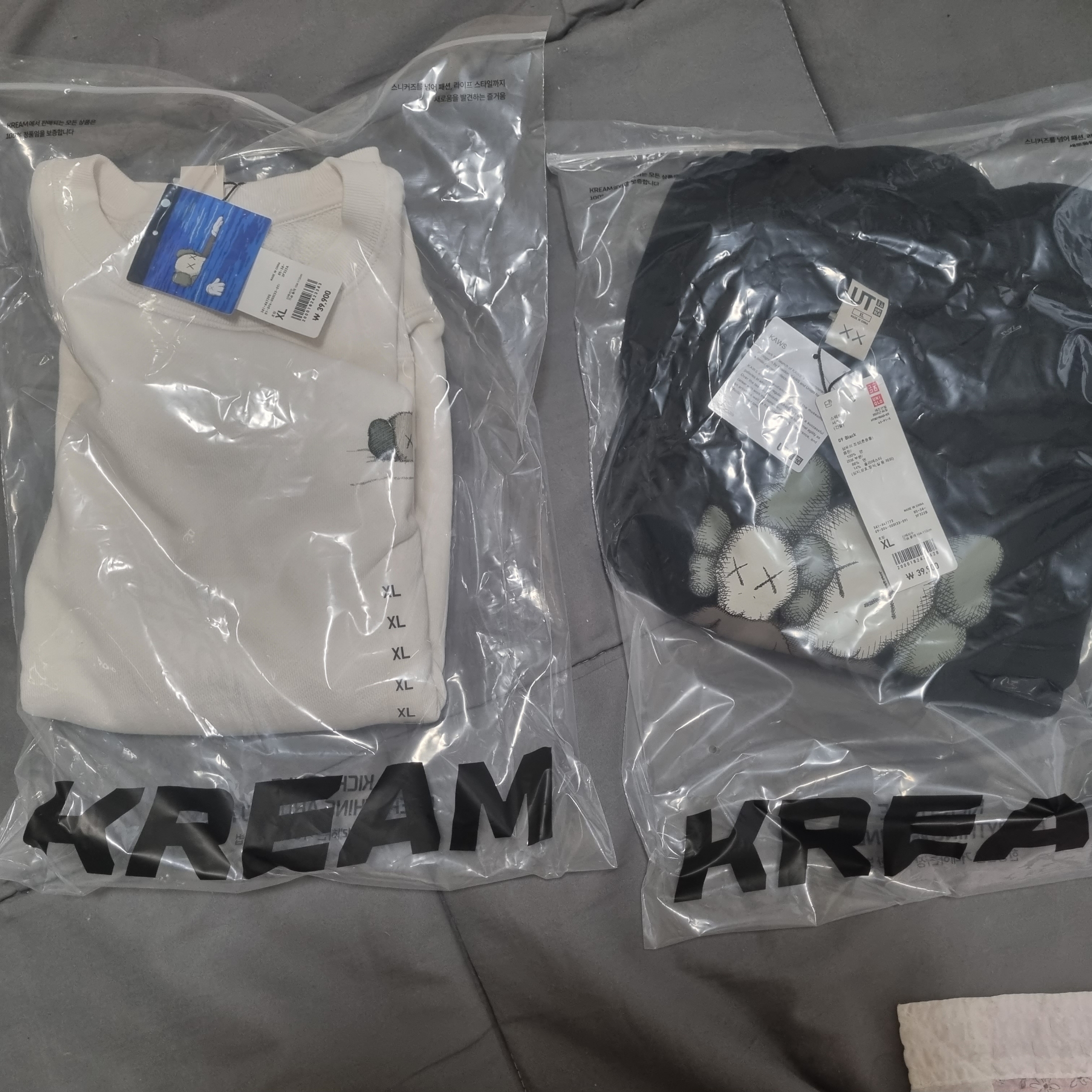 Nike x Peaceminusone LS T-Shirt White (DR0098-100), Uniqlo UT x Kaws Long Sleeve Sweatshirt Black 착용 스타일 - 3