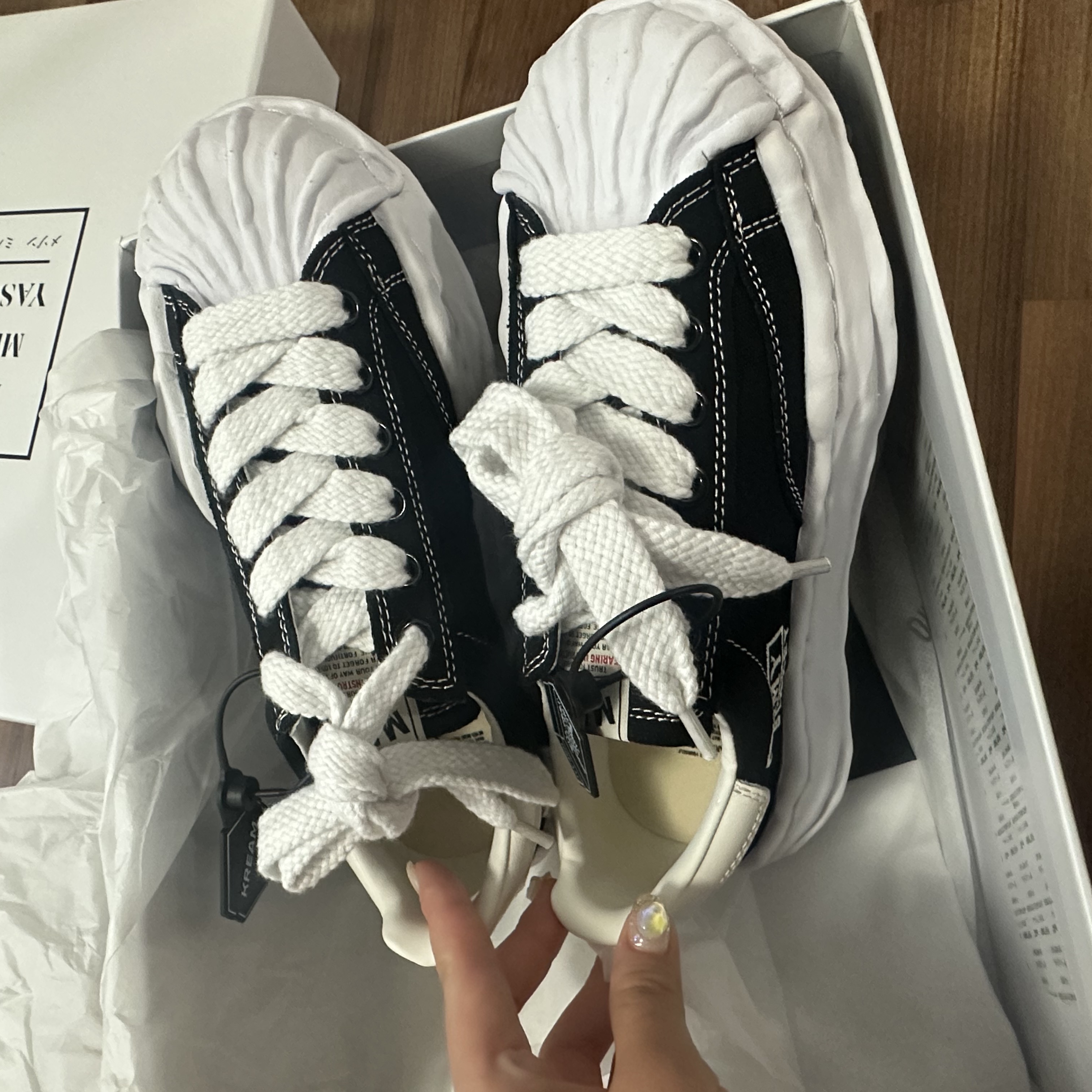 Maison Mihara Yasuhiro Blakey OG Sole Canvas Low-top Sneakers Black White 착용 스타일 - 2