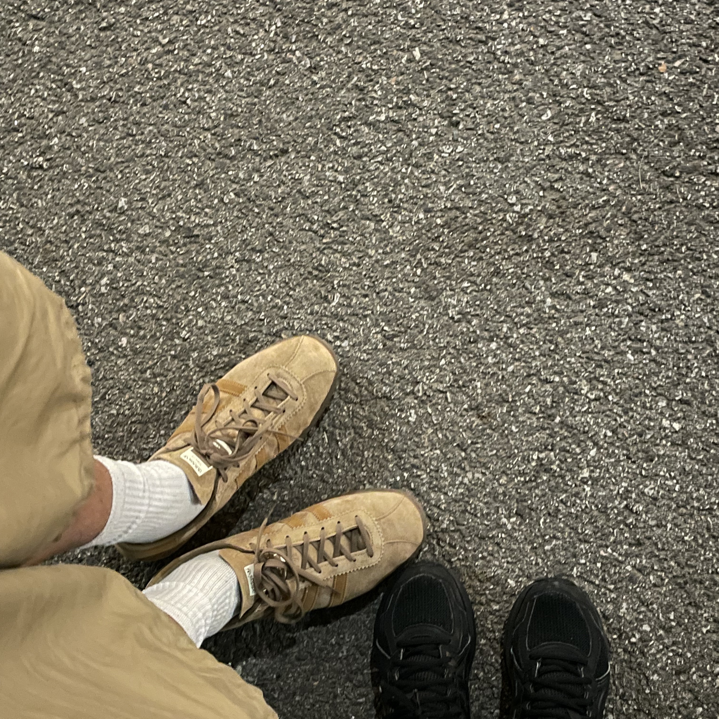 Adidas Tobacco Pantone Mesa 착용 스타일