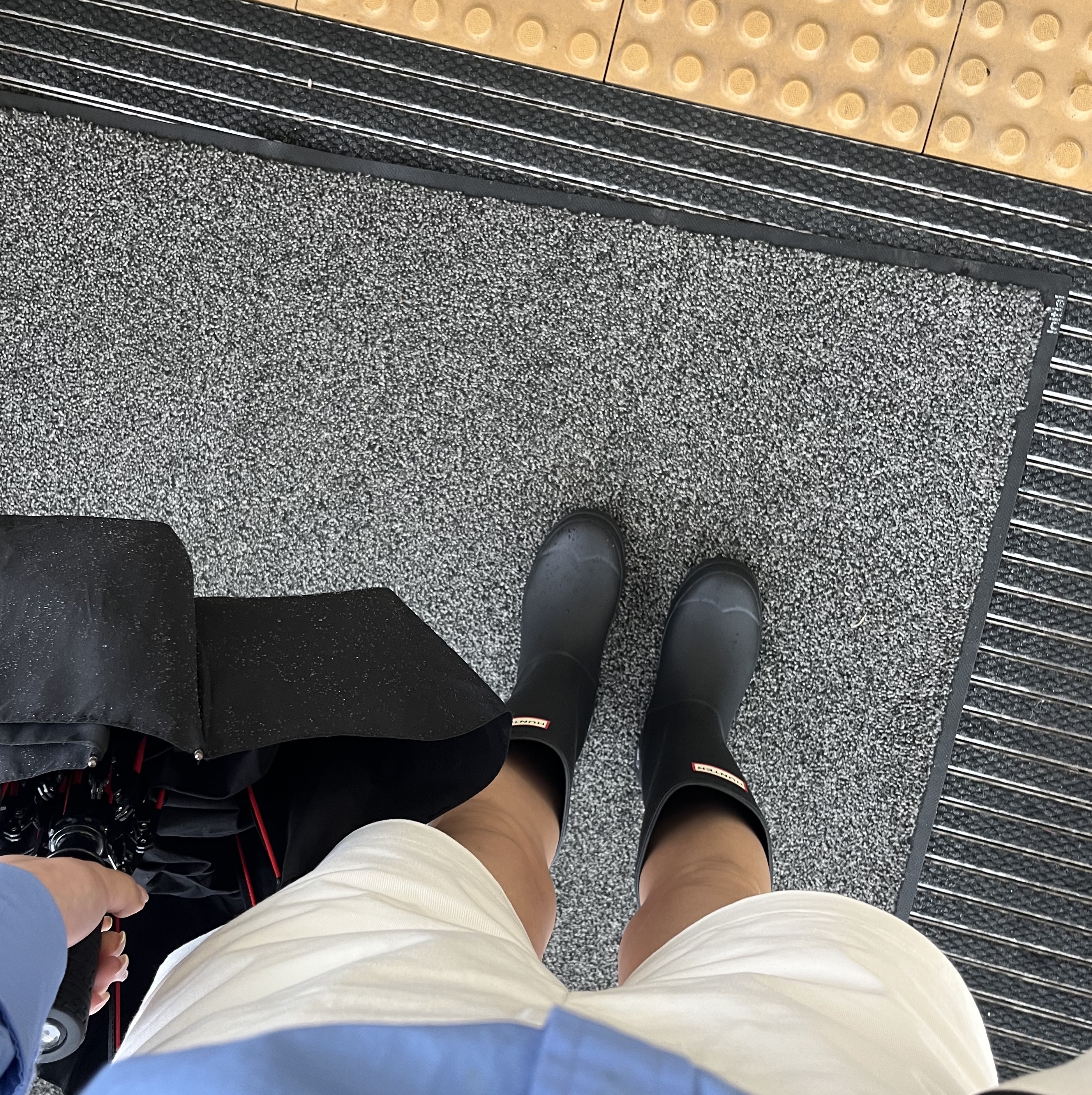 (W) Hunter Play Tall Wellington Rain Boots Black 착용 스타일