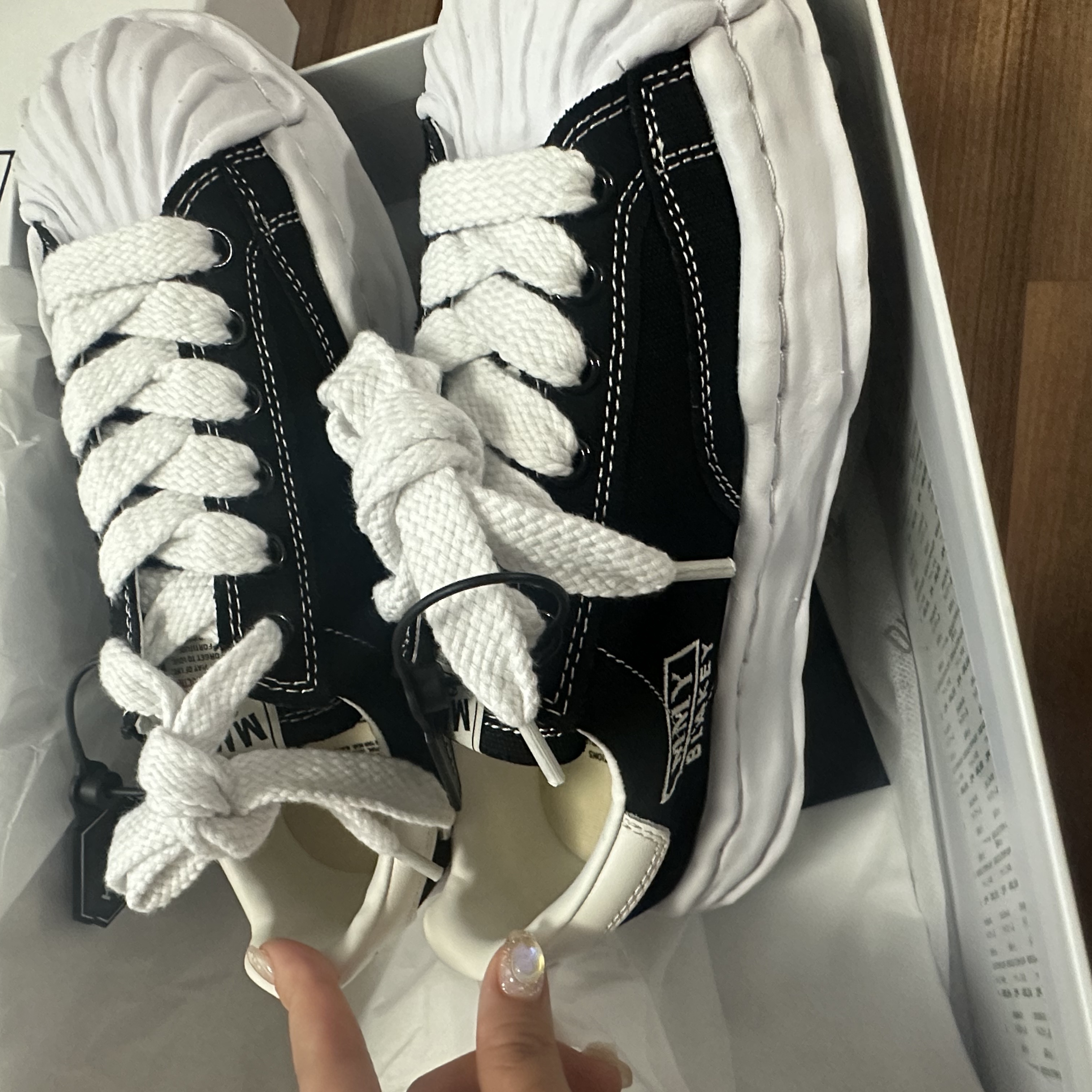 Maison Mihara Yasuhiro Blakey OG Sole Canvas Low-top Sneakers Black White 착용 스타일 - 1