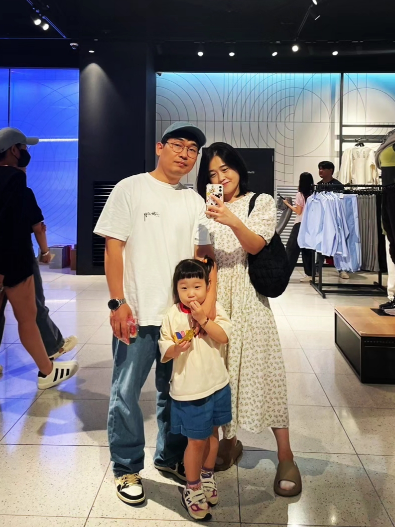 Jordan 1 x Travis Scott x Fragment Retro Low OG SP Military Blue, Adidas Yeezy Slide Pure - Re-Release Ver. 착용 스타일 - 1