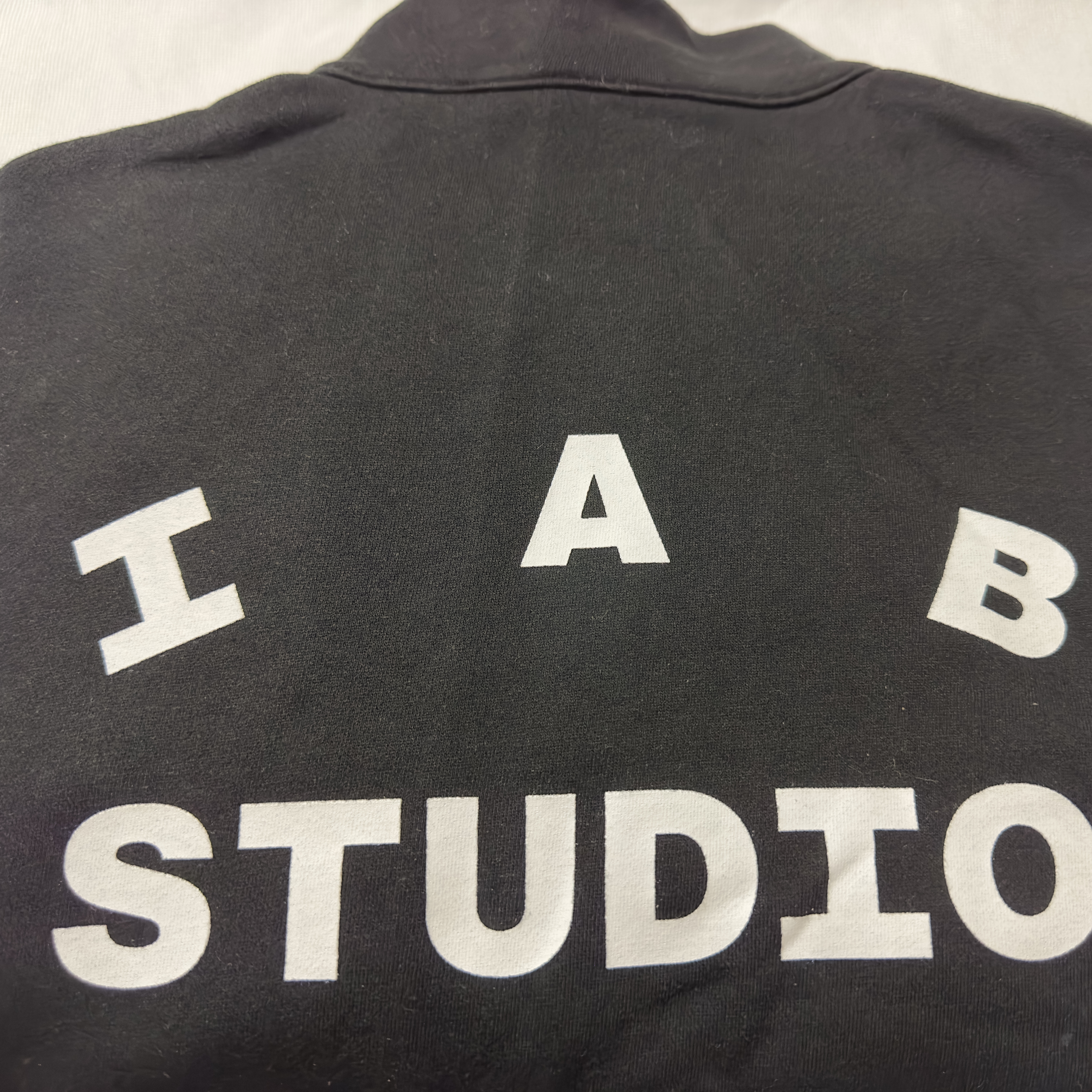 IAB Studio Half Zip-Up Black White 착용 스타일