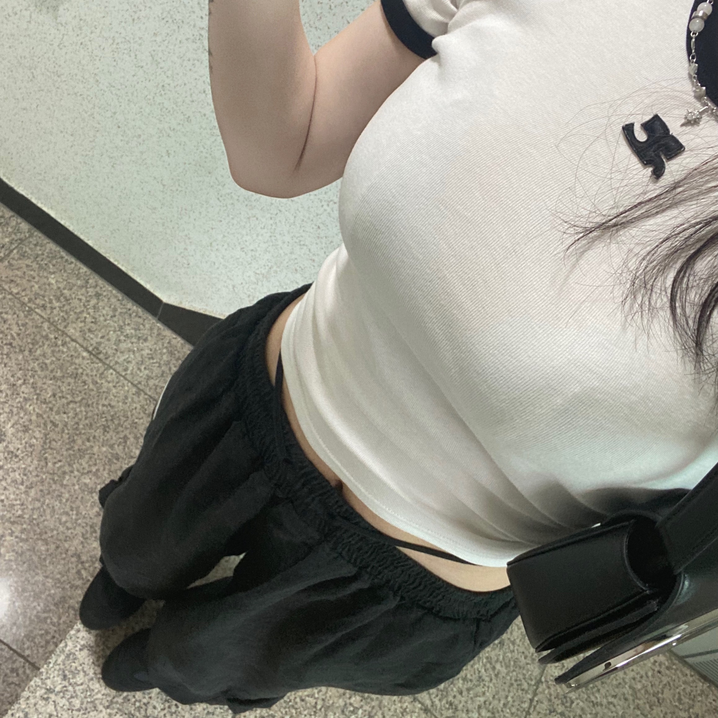 Diesel 1DR Shoulder Bag in Nappa Leather Black, Courreges Reedition Bumpy Contrast T-Shirt Heritage White Black 착용 스타일