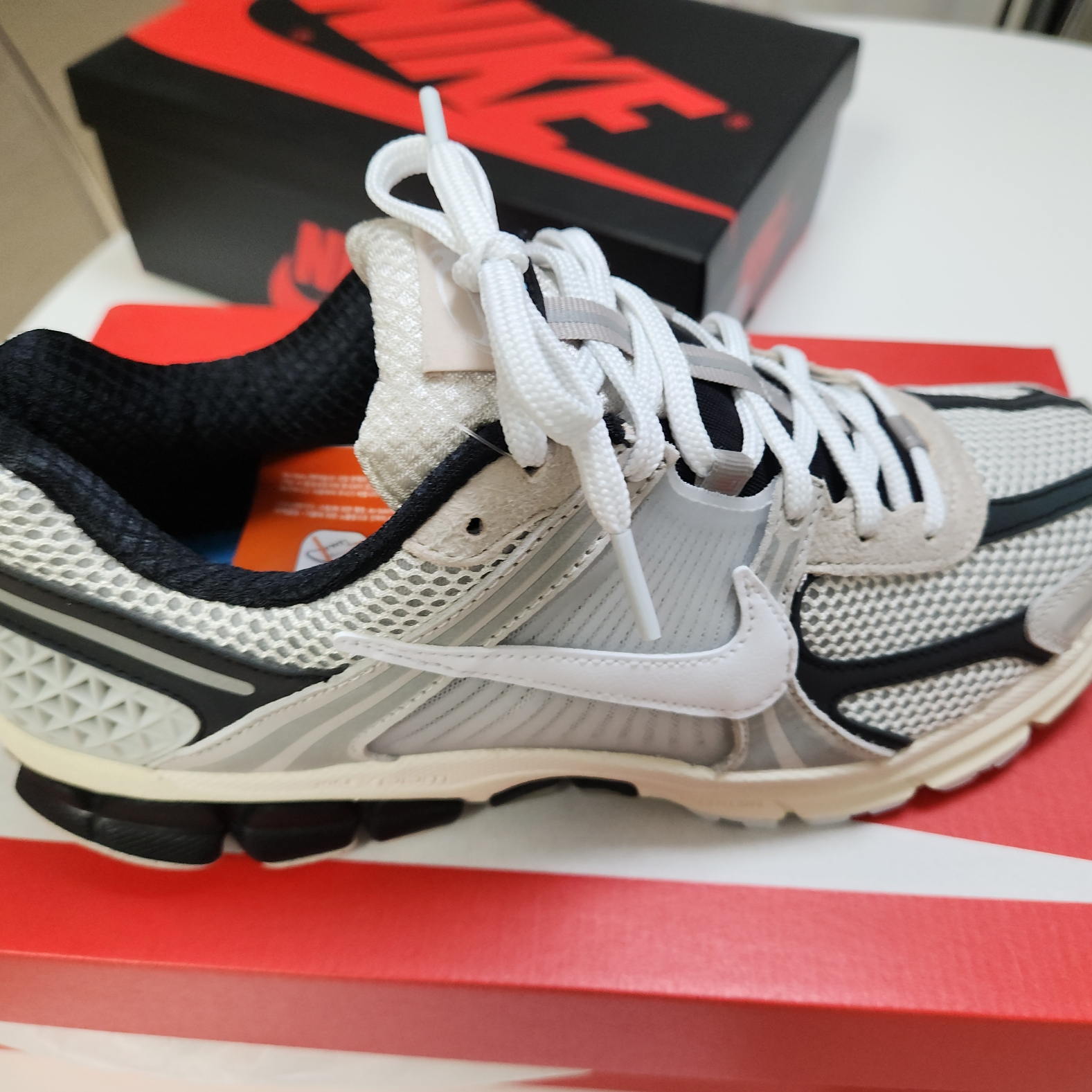Nike Zoom Vomero 5 Light Bone and Black 착용 스타일