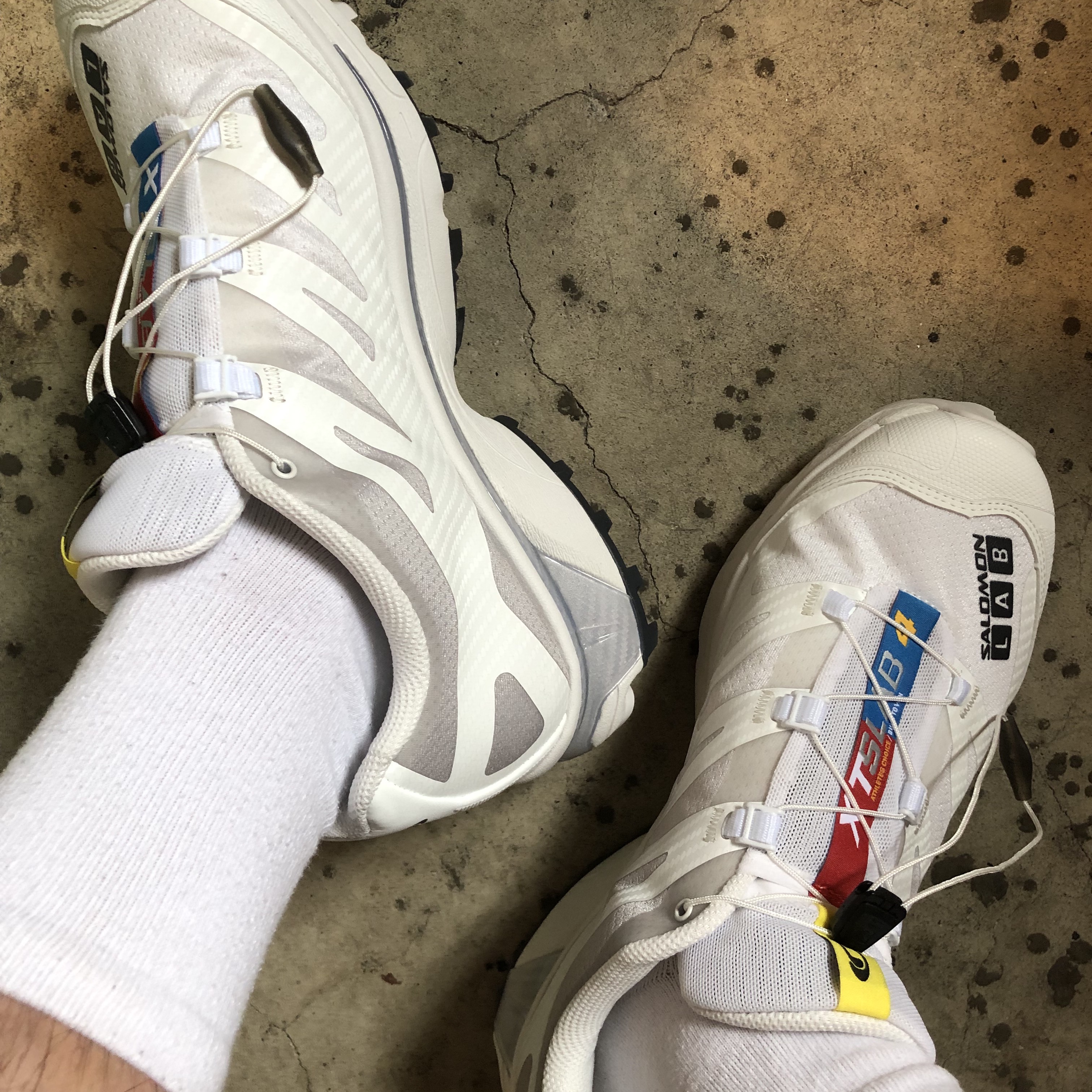 Salomon XT-4 White Lunar Rock 착용 스타일 - 2