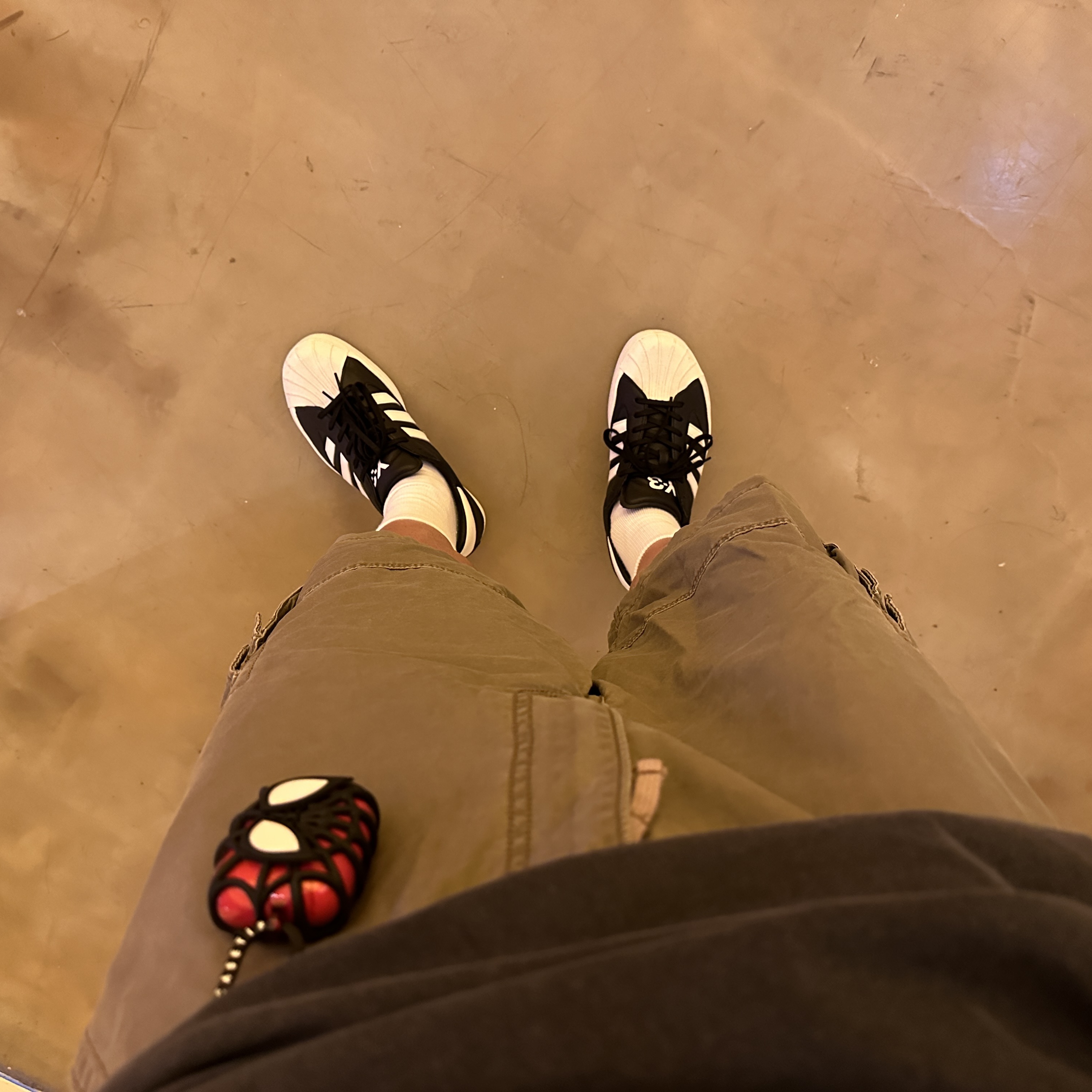 Y-3 Yohji Star Black White, Casetify x Marvel Spider-Man Collectible AirPods Pro 1st/2nd Gen Case Red 착용 스타일 - 2