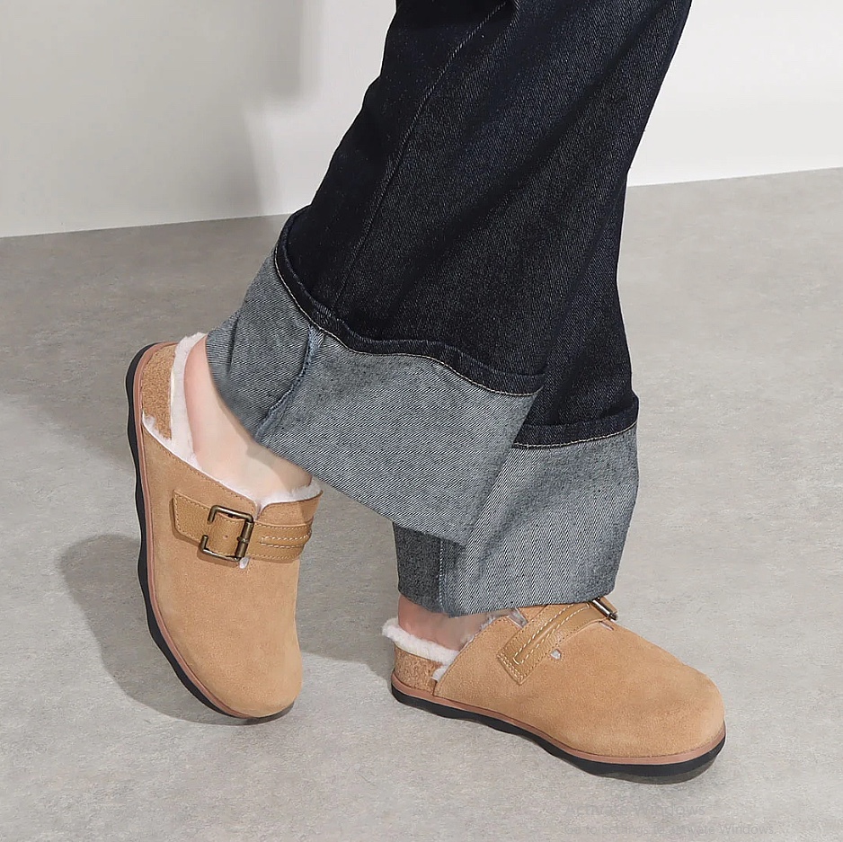 (W) Clarks Brynn Slide Tan Suede 착용 스타일 - 1