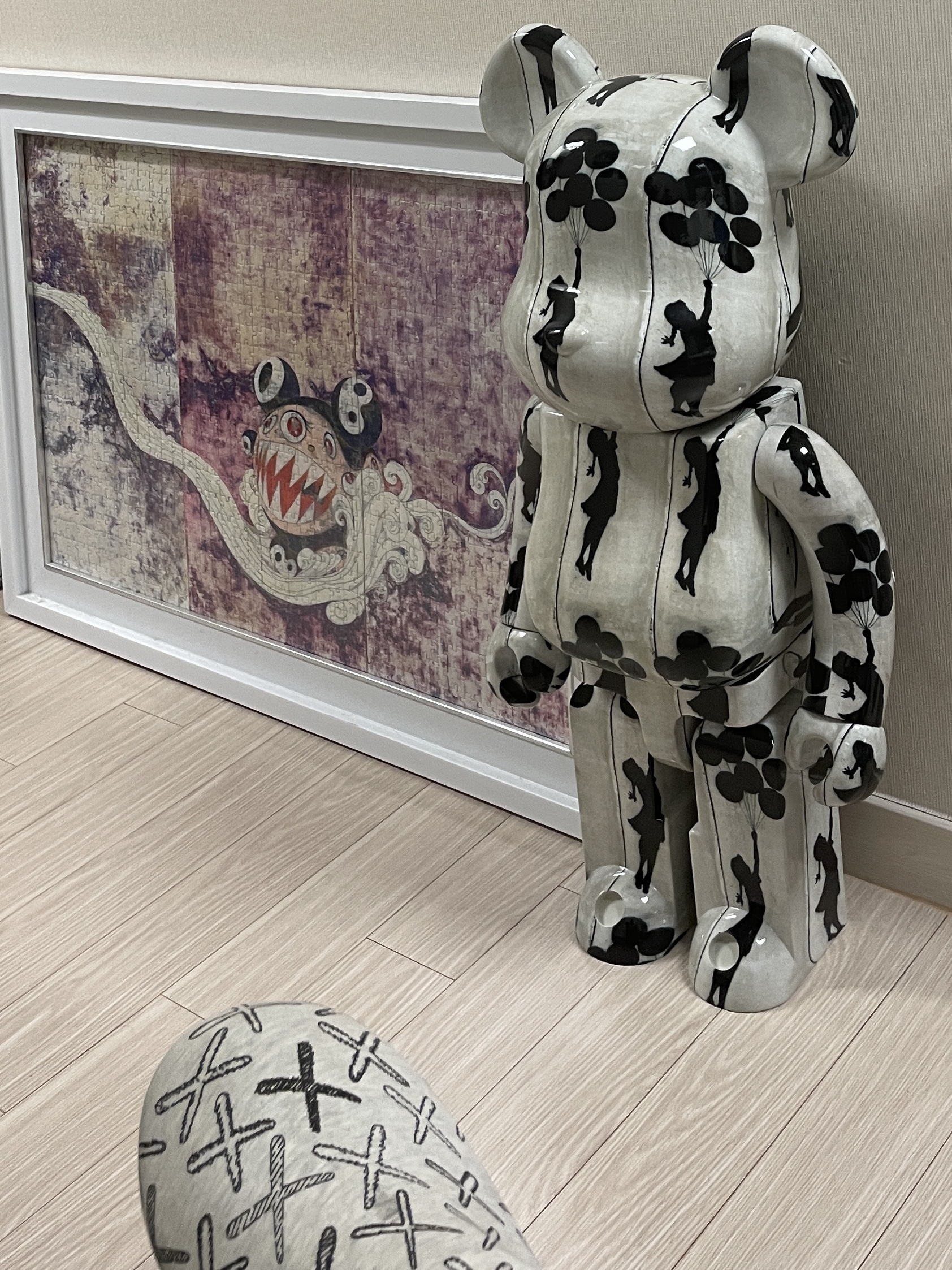Bearbrick Banksy Flying Balloons Girl 1000% 착용 스타일