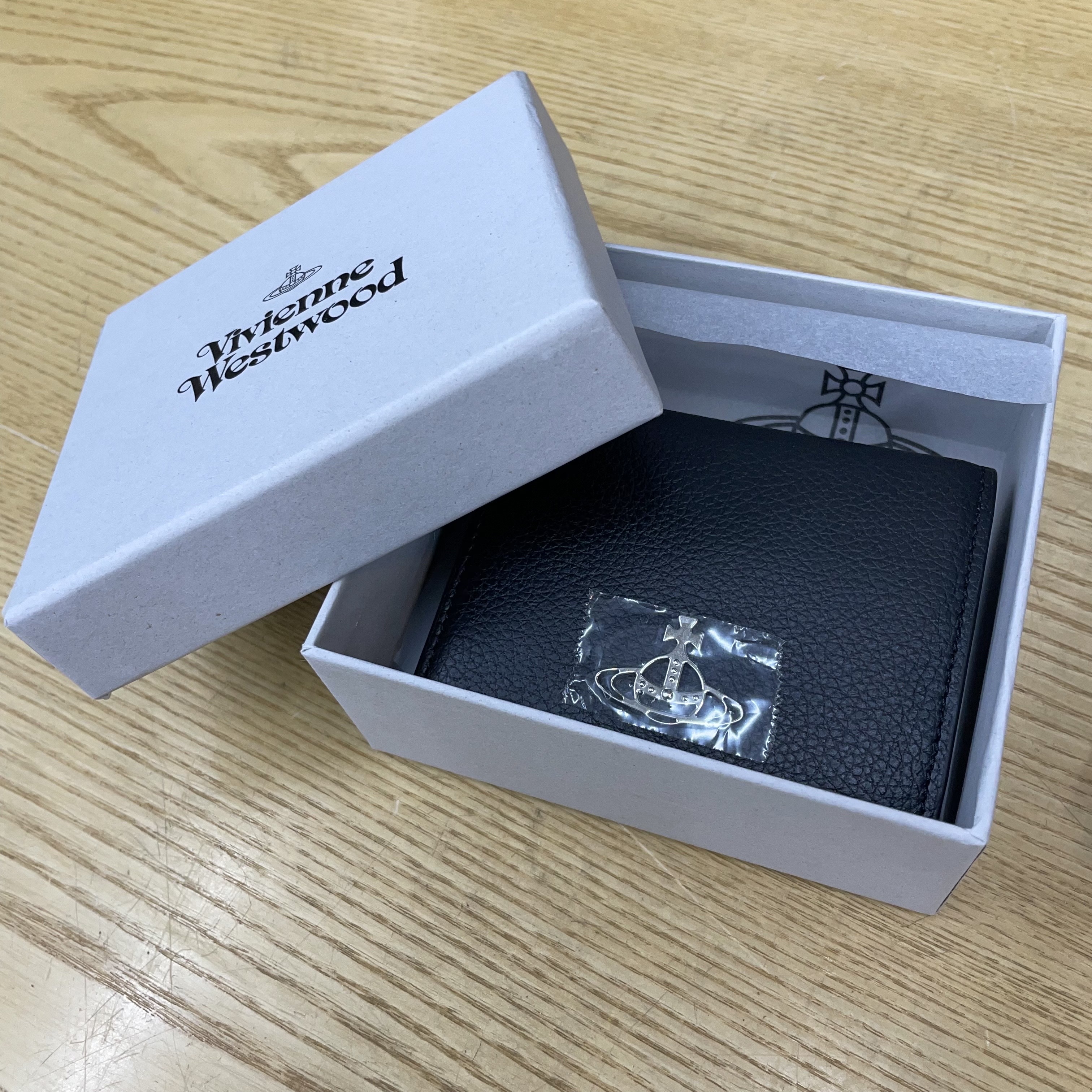 Vivienne Westwood Grain Leather Billfold Black 착용 스타일