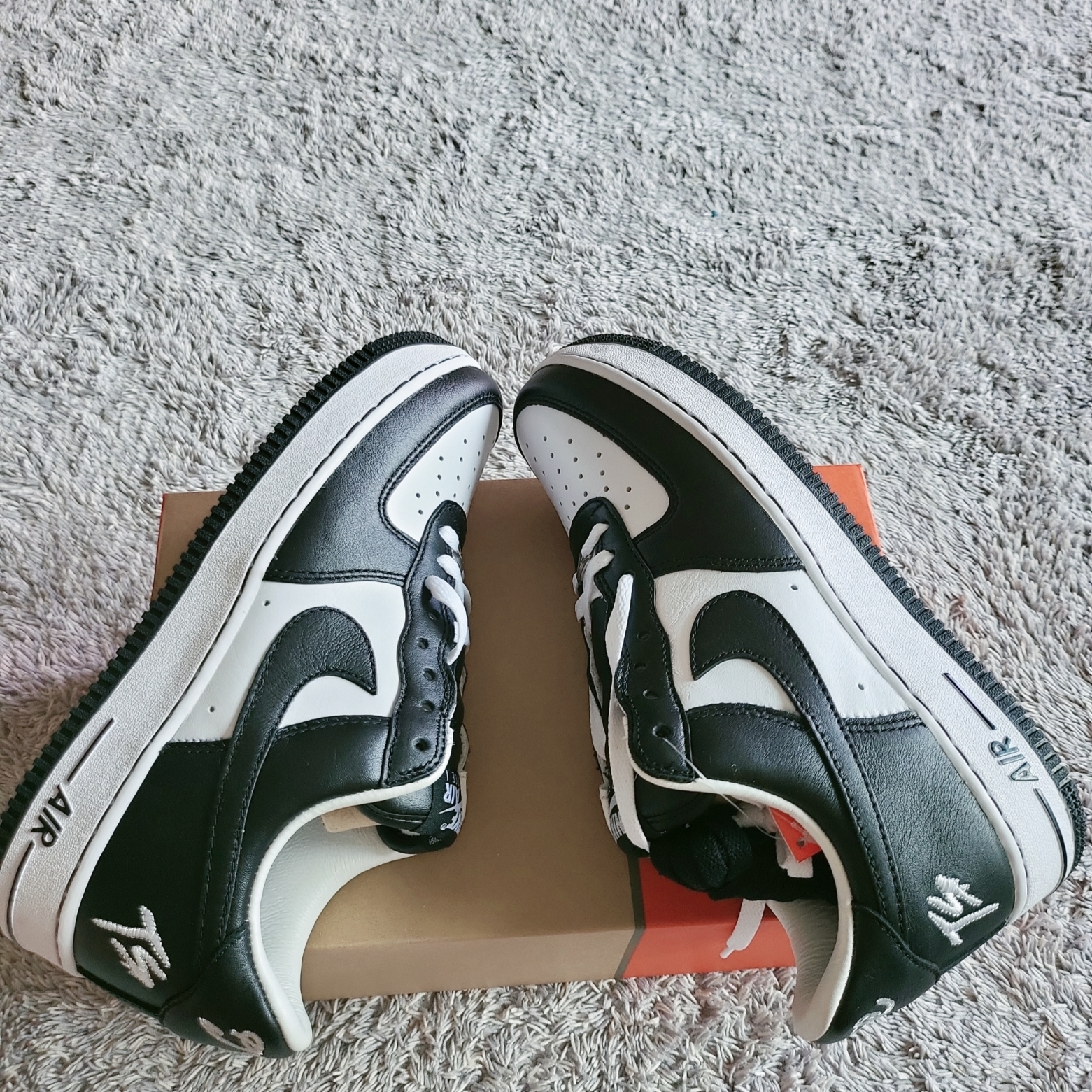 Nike x Terror Squad Air Force 1 Low QS Blackout 착용 스타일 - 3