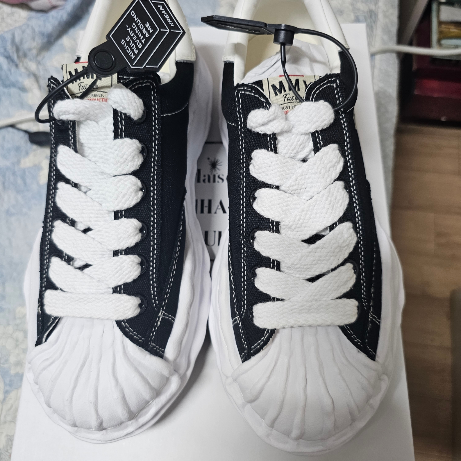 Maison Mihara Yasuhiro Blakey OG Sole Canvas Low-top Sneakers Black White 착용 스타일 - 1
