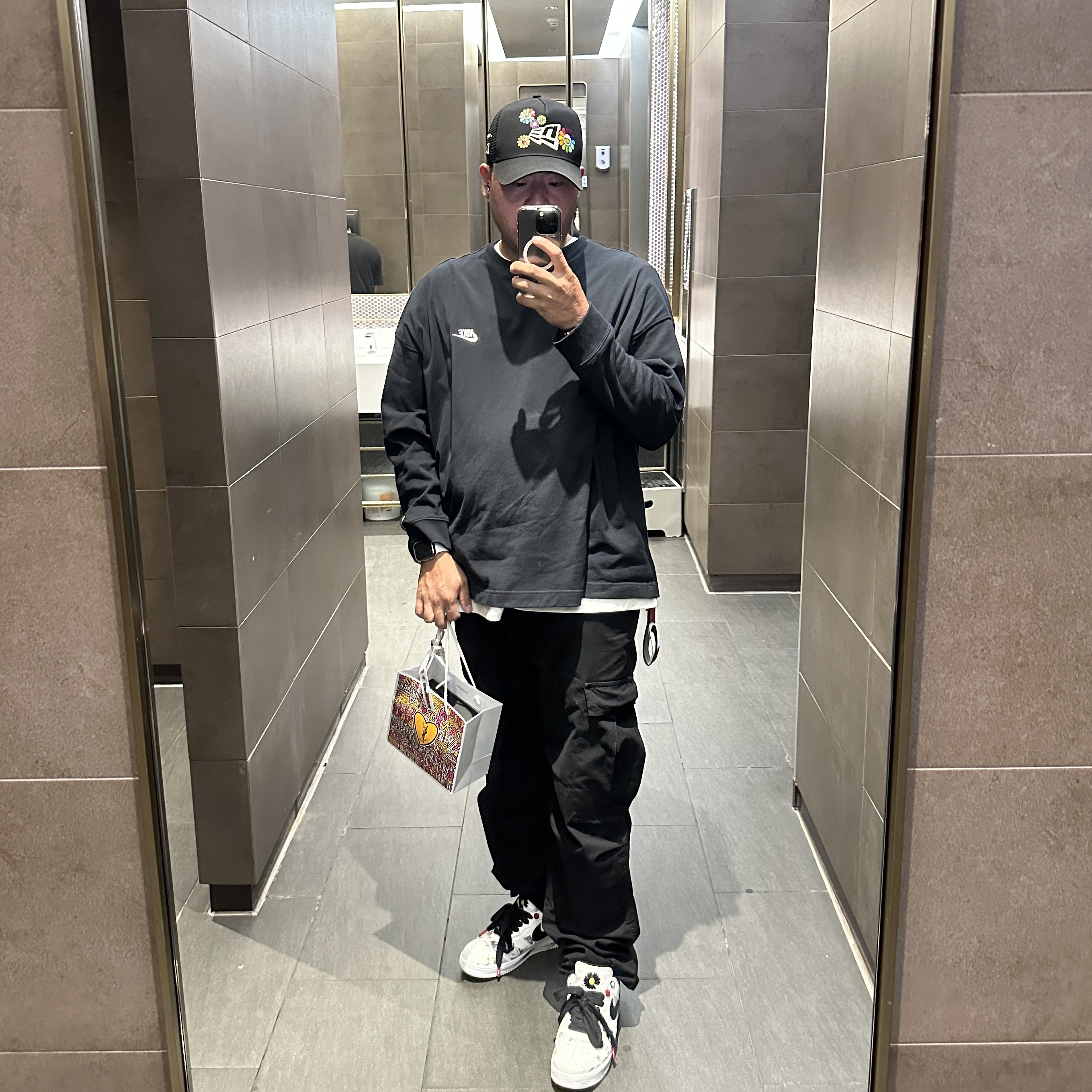 Nike x Peaceminusone LS T-Shirt Black (DR0098-010), New Era x Murakami Takashi Ohana A-Frame Mesh Cap Black 착용 스타일 - 1