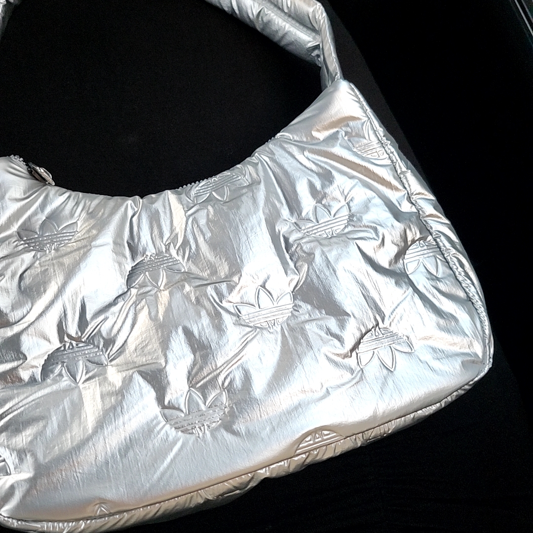 Adidas Puffy Satin Mini Shoulder Bag Silver Metallic 착용 스타일