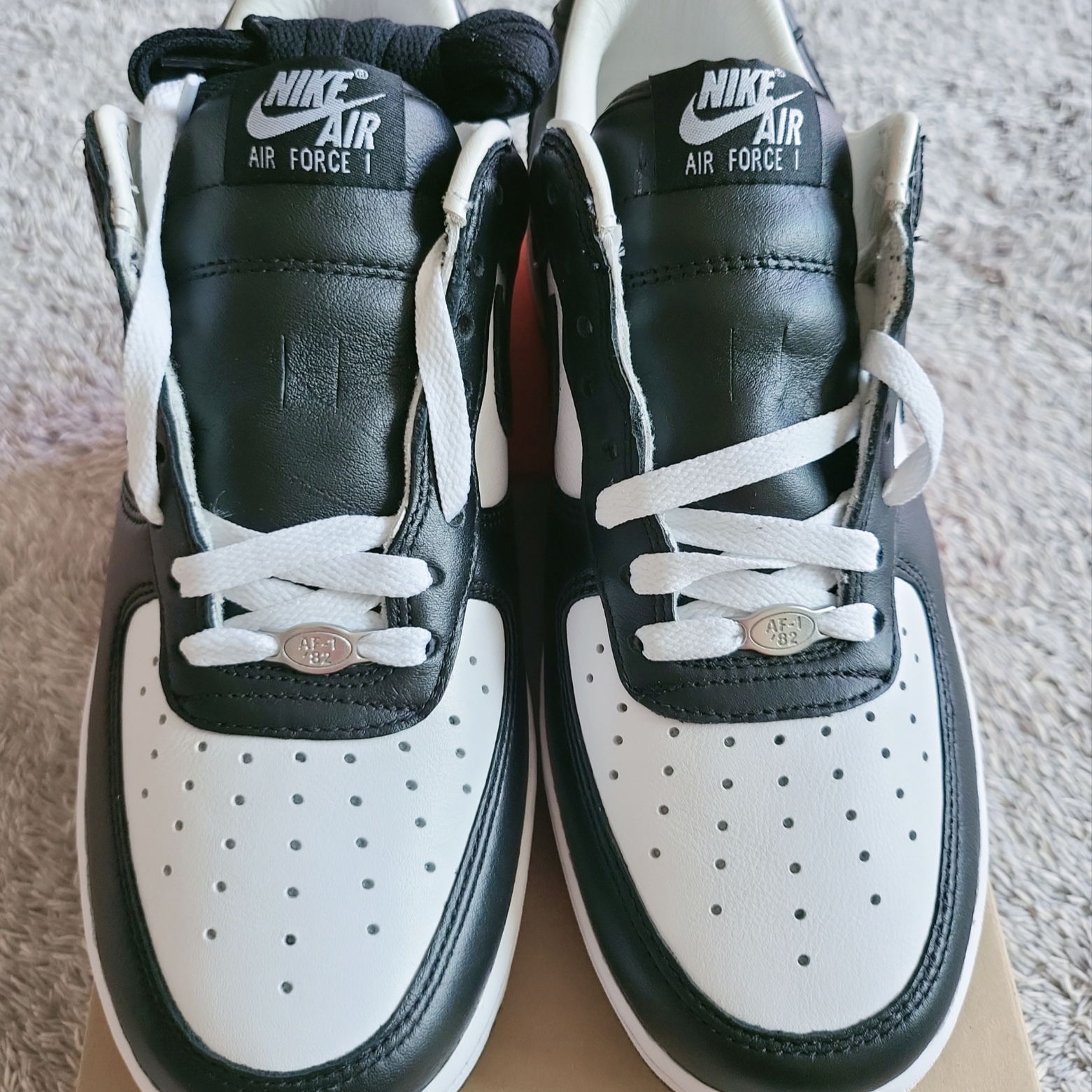 Nike x Terror Squad Air Force 1 Low QS Blackout 착용 스타일 - 2