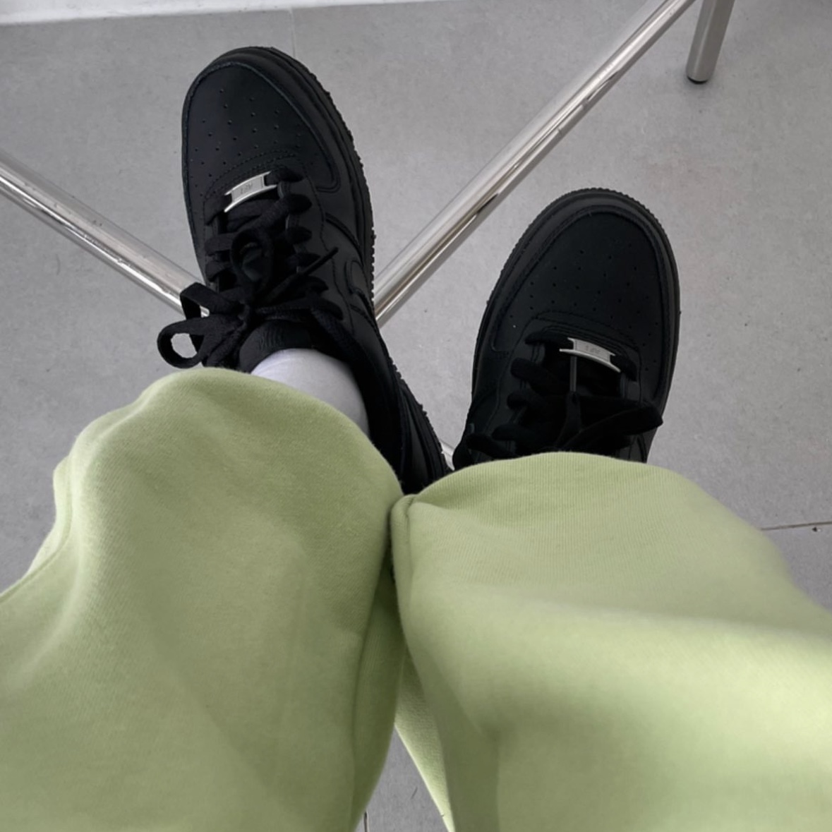 (W) Nike Air Force 1 '07 Low Triple Black 착용 스타일