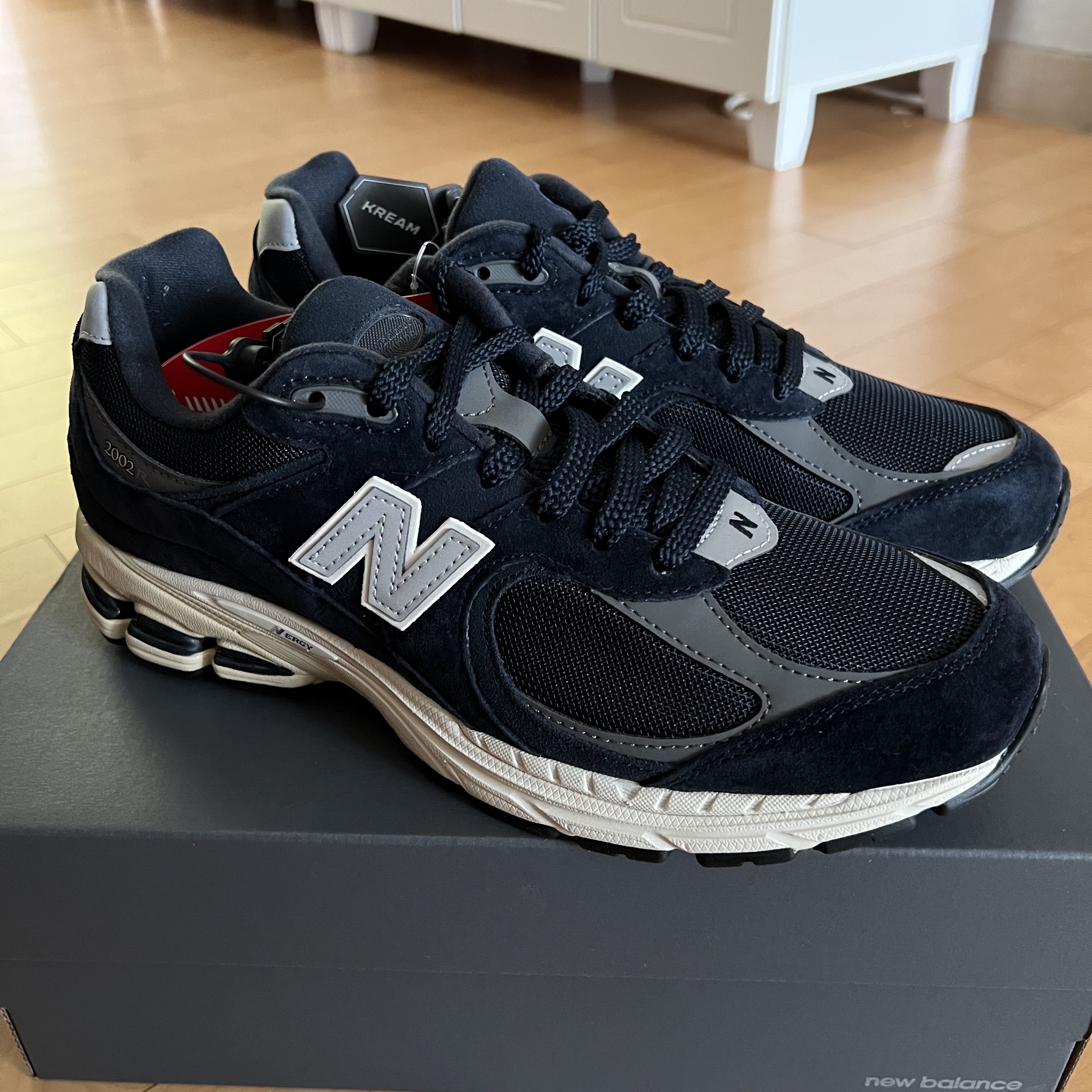 New Balance 2002R Eclipse Castlerock 착용 스타일 - 1