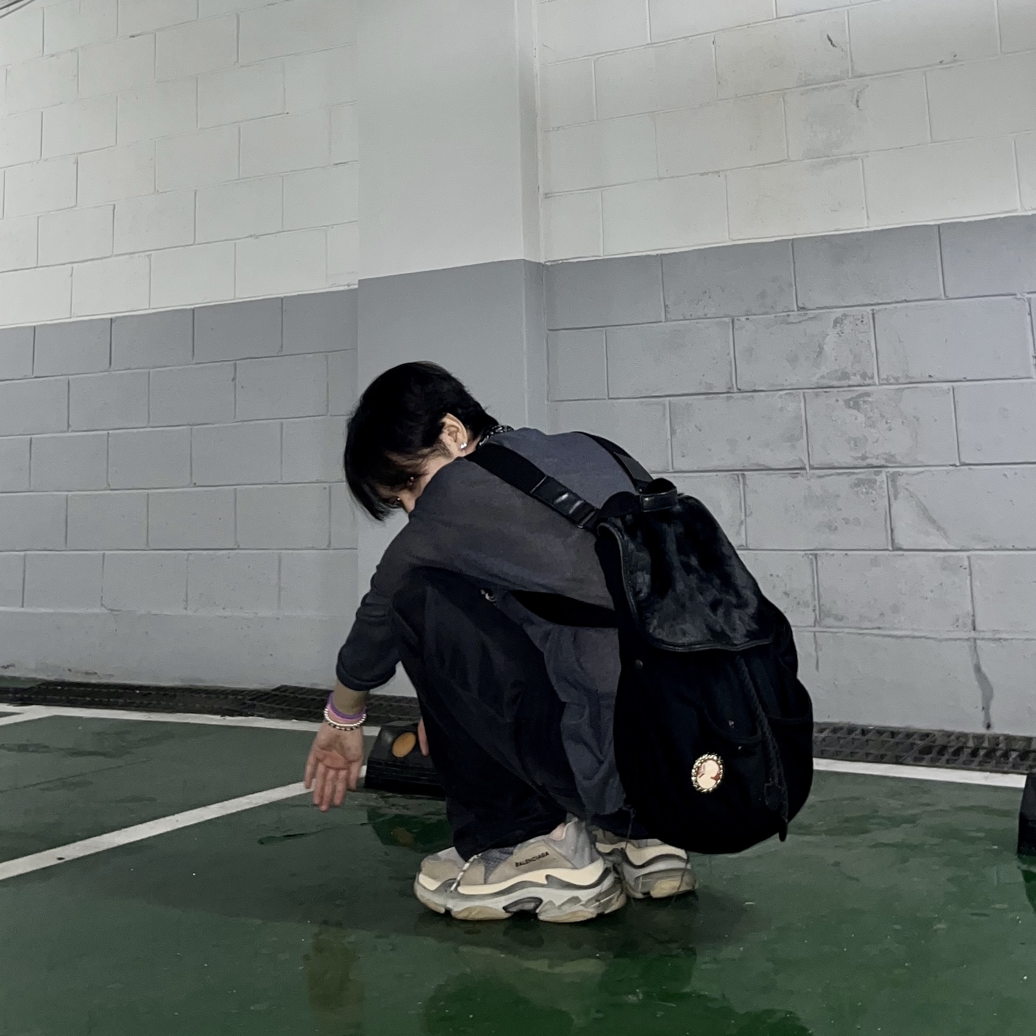 Balenciaga Triple S Grey 2018 착용 스타일 - 1