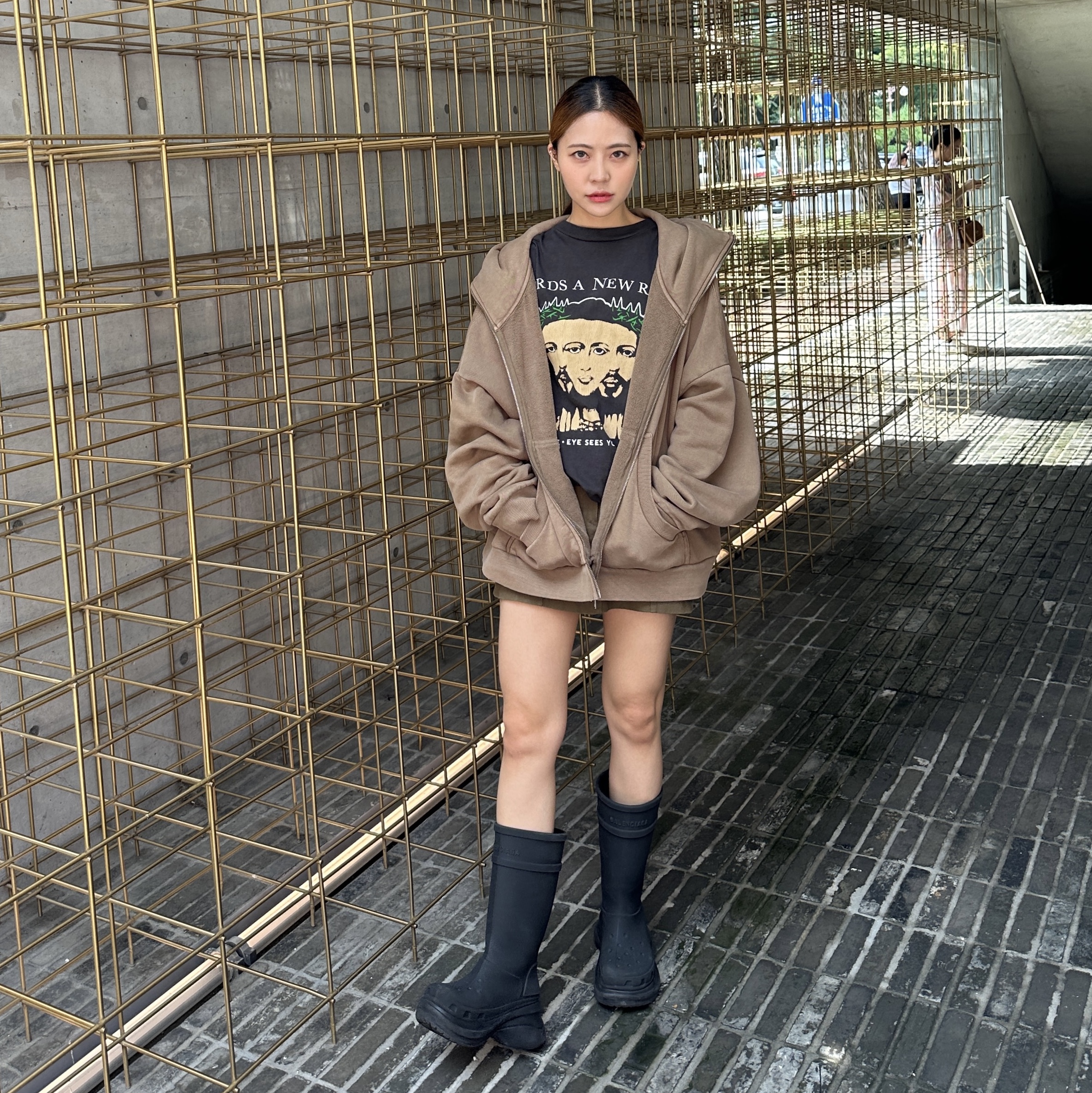 (W) Balenciaga x Crocs Rubber Boot Black, Balenciaga x Crocs Rubber Boot Black 착용 스타일 - 1
