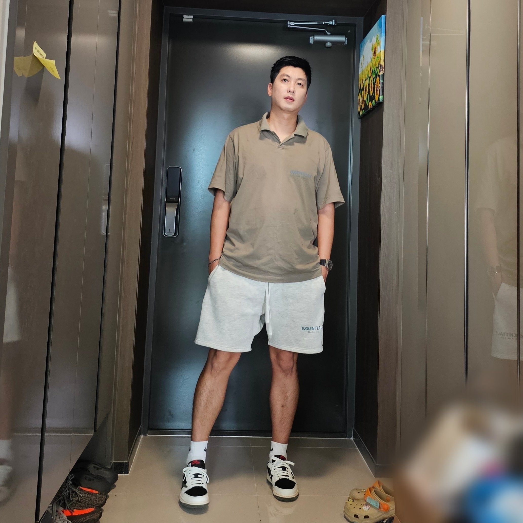 Essentials Short Sleeve Boxy Polo Taupe - 20FW, Essentials The Core Collection Sweatshorts Oatmeal 착용 스타일
