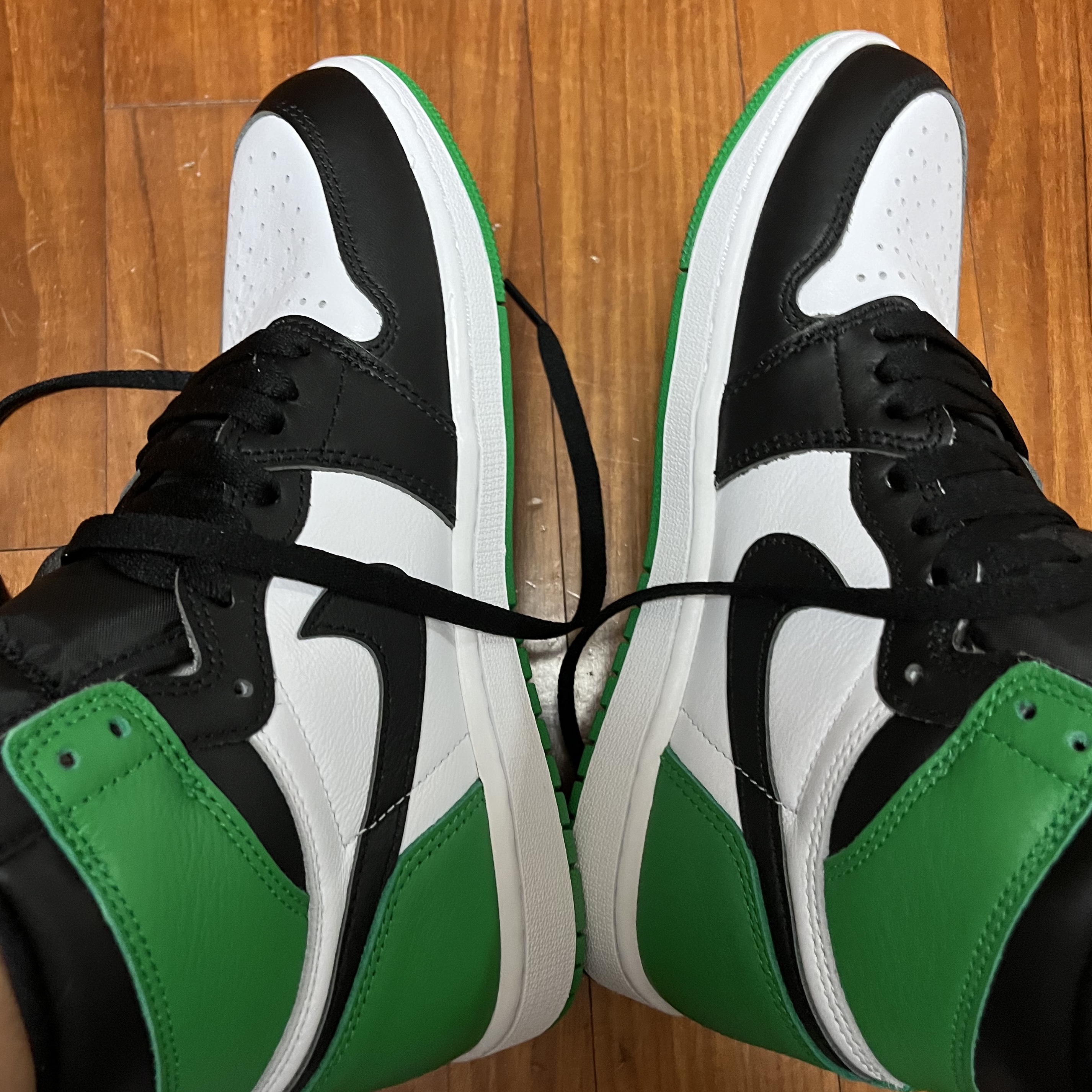 Jordan 1 Retro High OG Black and Lucky Green 착용 스타일