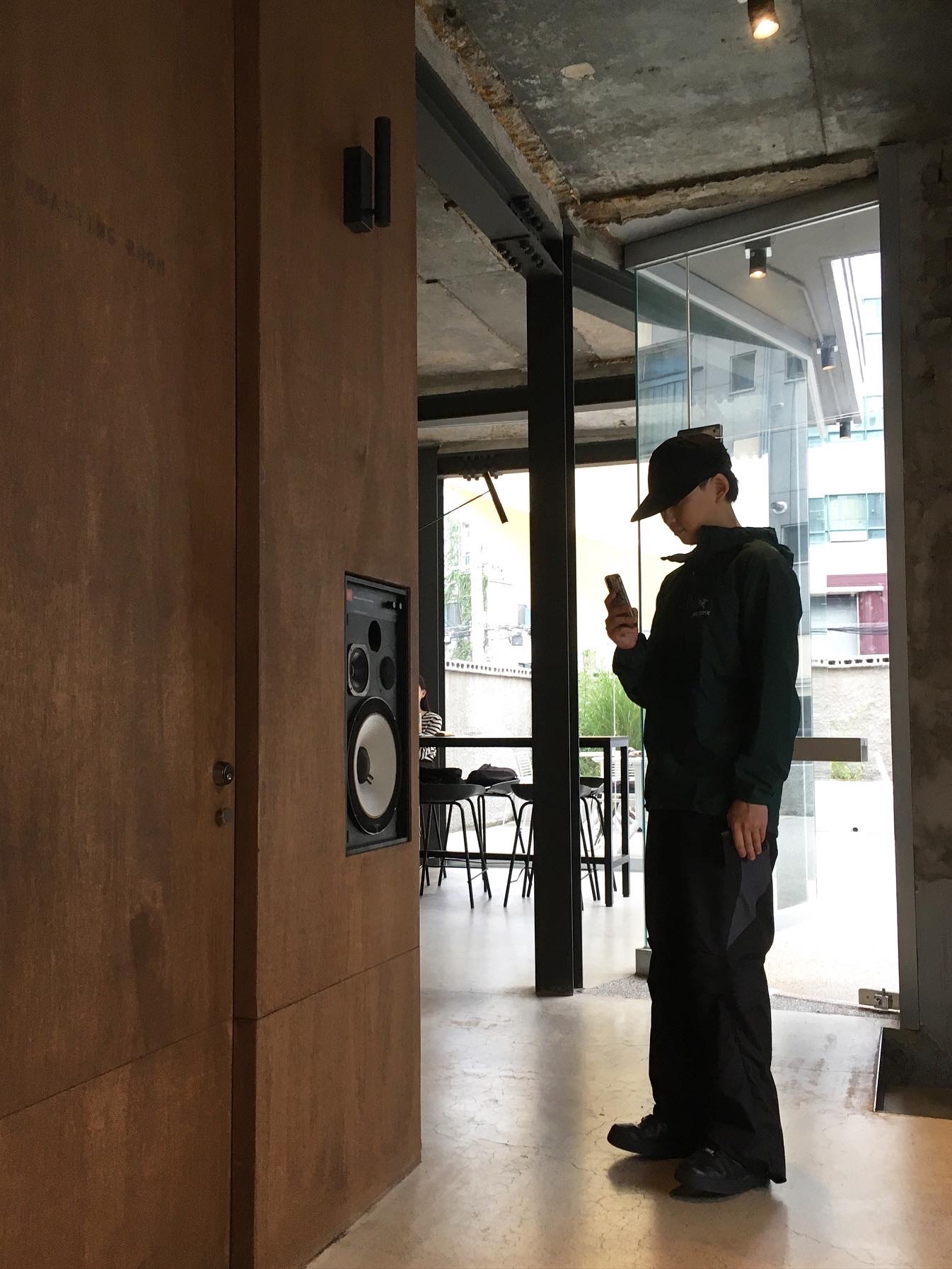 Arc'teryx Squamish Hoody Pytheas, Nike Air Force 1 '07 Low Triple Black 착용 스타일 - 3
