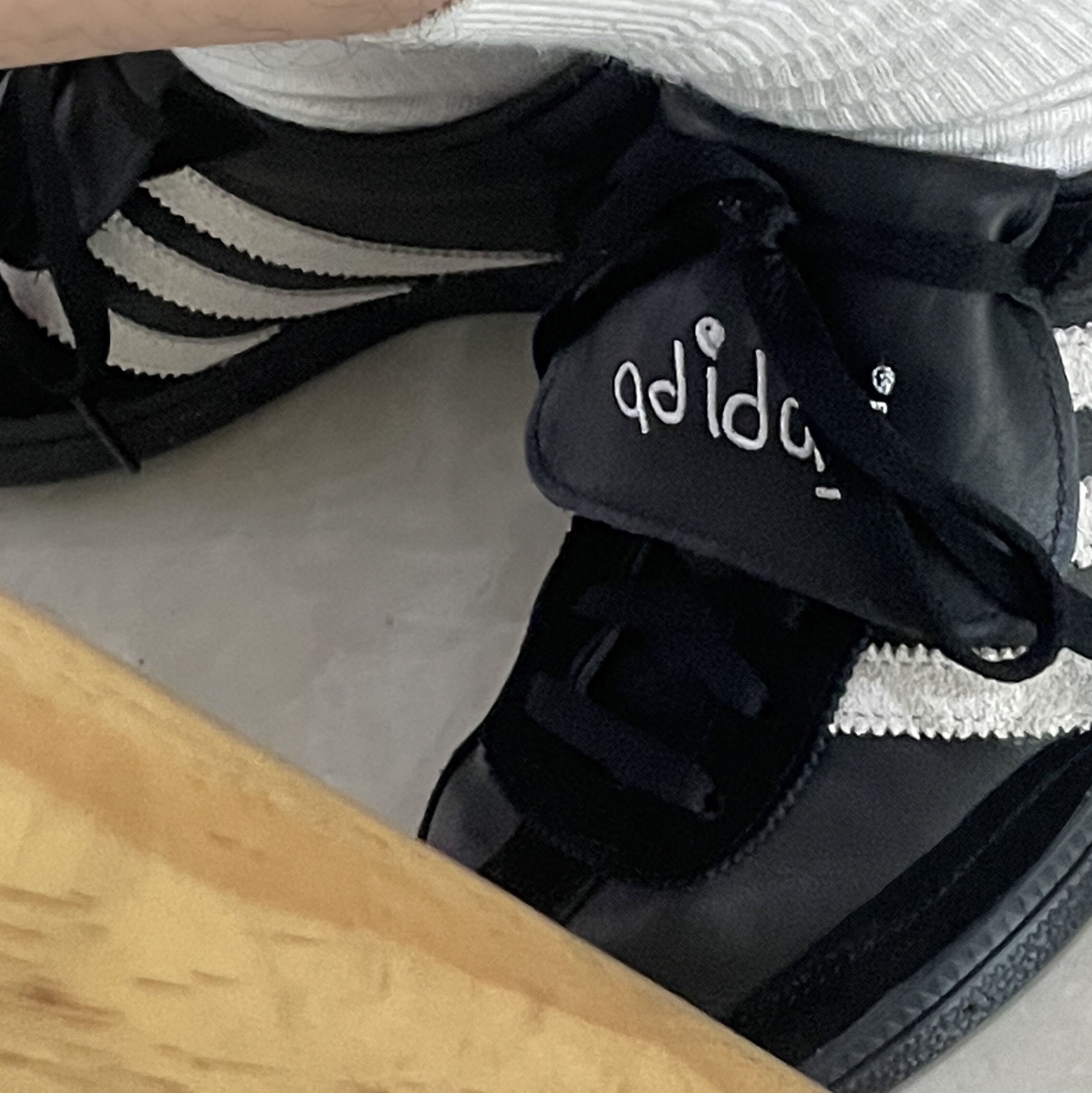 Adidas Spezial Handball Core Black Cloud White 착용 스타일