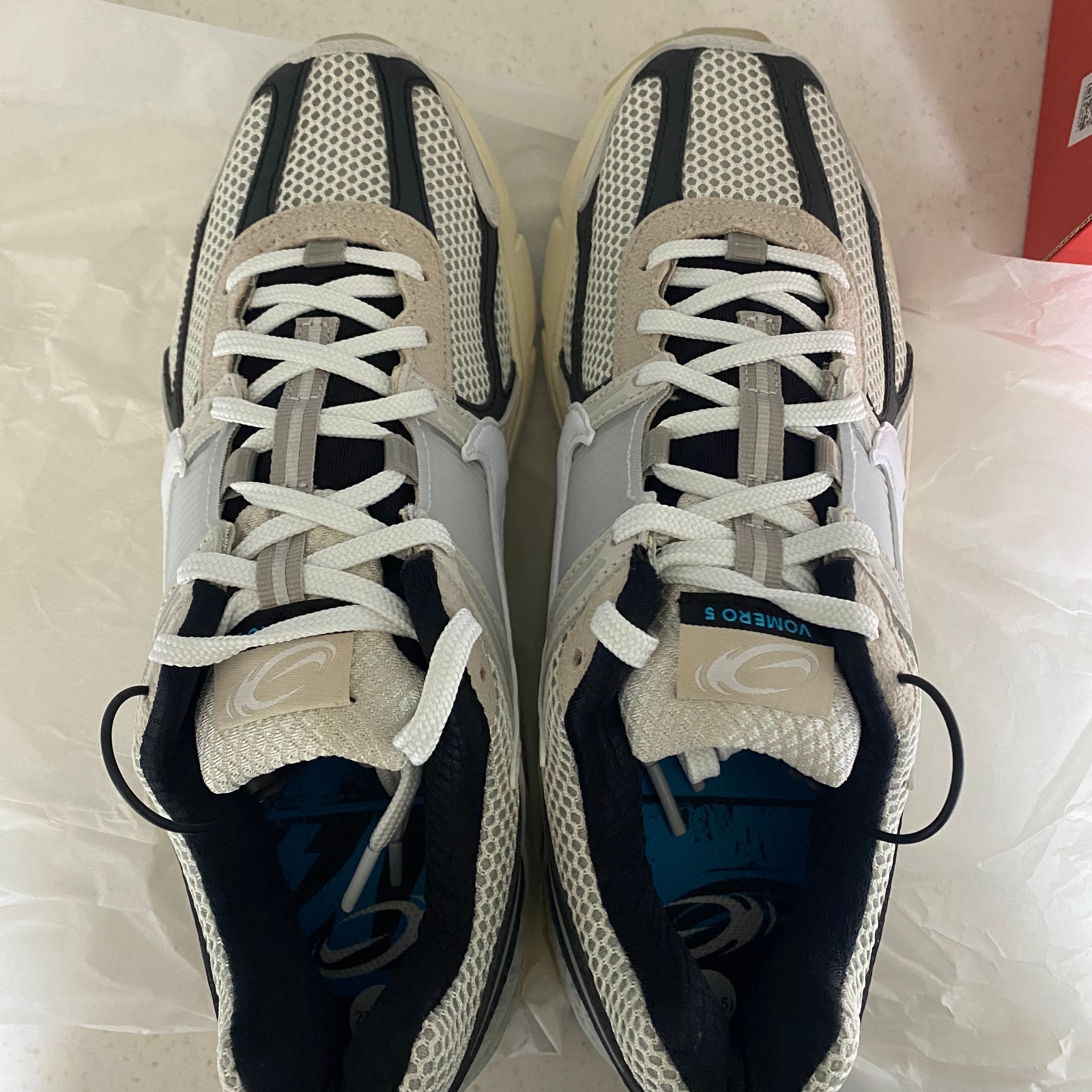 Nike Zoom Vomero 5 Light Bone and Black 착용 스타일 - 2