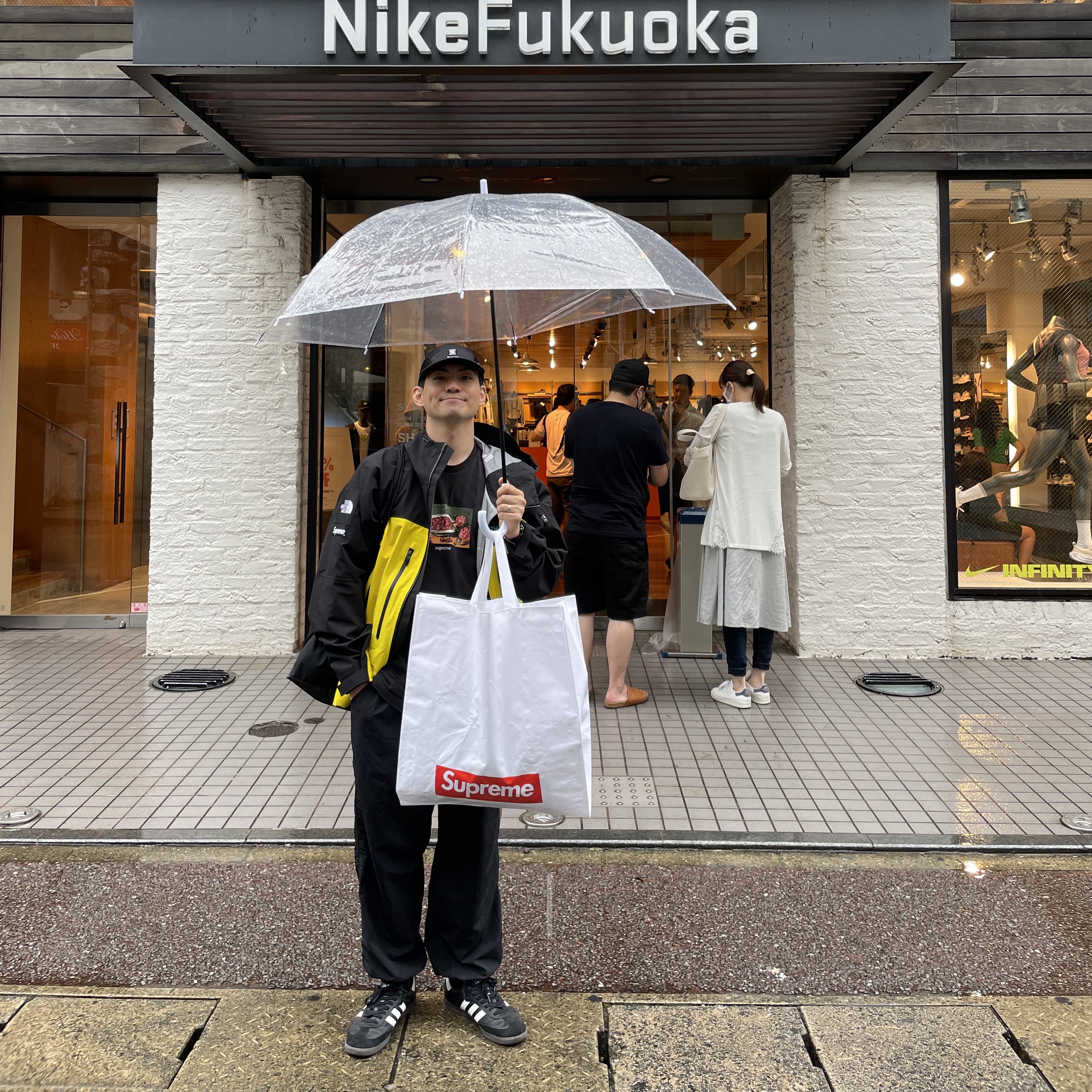 Supreme x Nike Shox Running Hat Black - 22SS, Supreme Strawberries T-Shirt Black - 23SS 착용 스타일