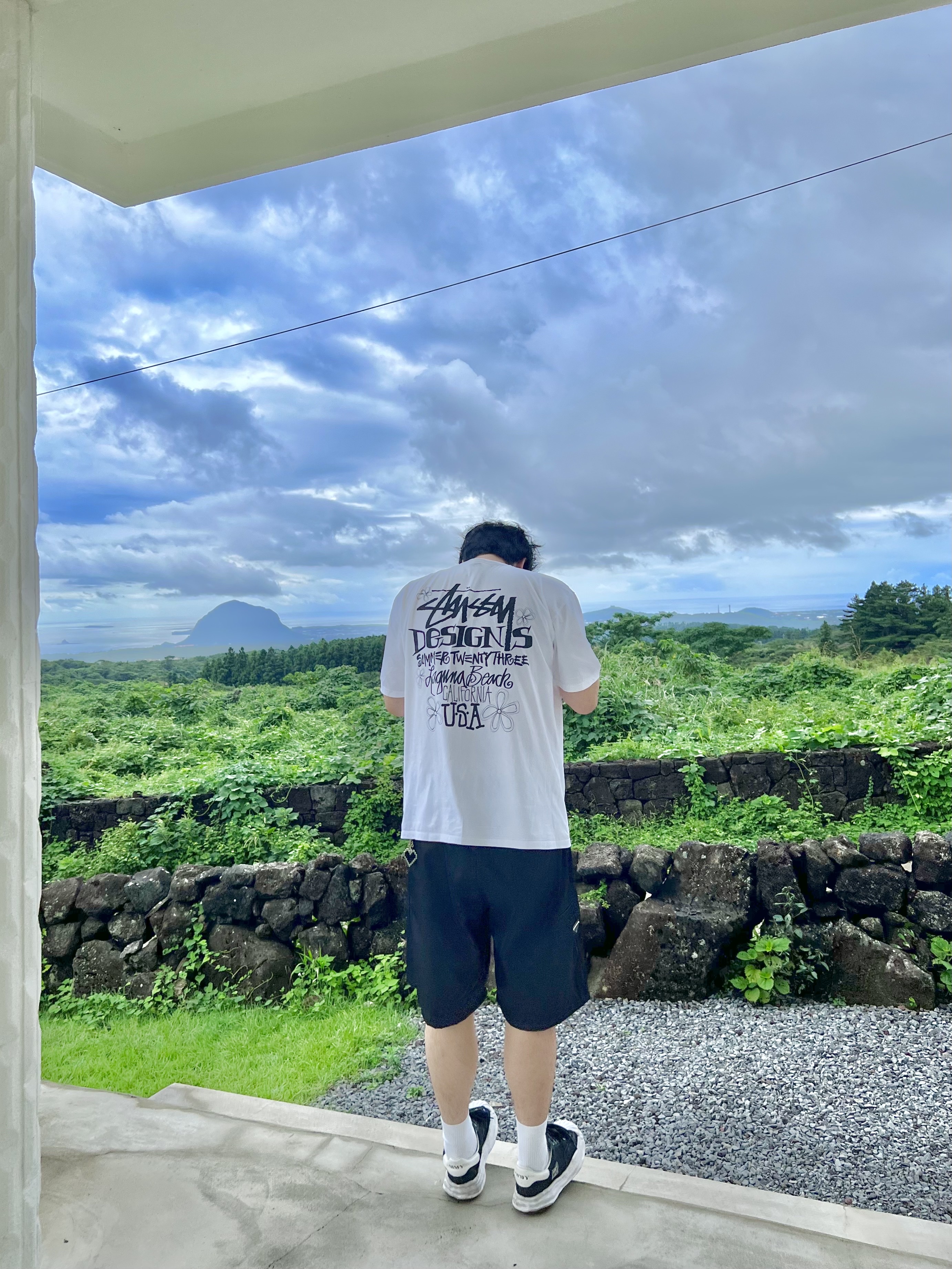 Stussy Summer LB T-Shirt White, Maison Mihara Yasuhiro Blakey OG Sole Broken Suede Low-top Sneakers Black 착용 스타일