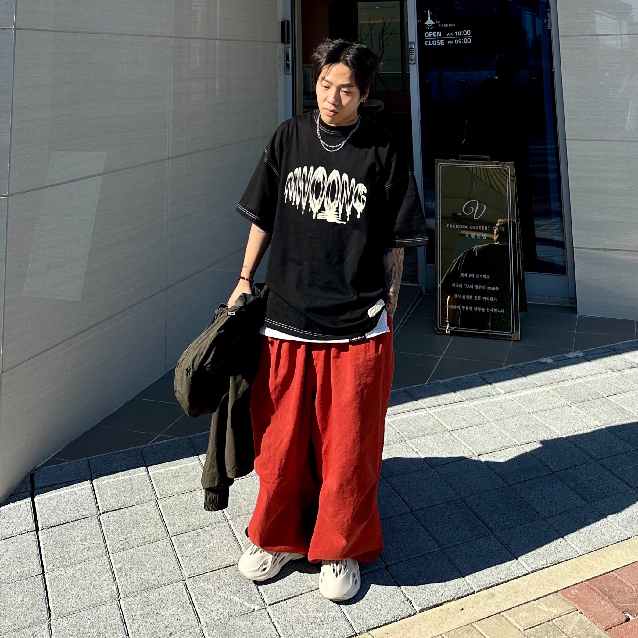 Adidas Yeezy Foam RNNR Ararat 착용 스타일 - 2